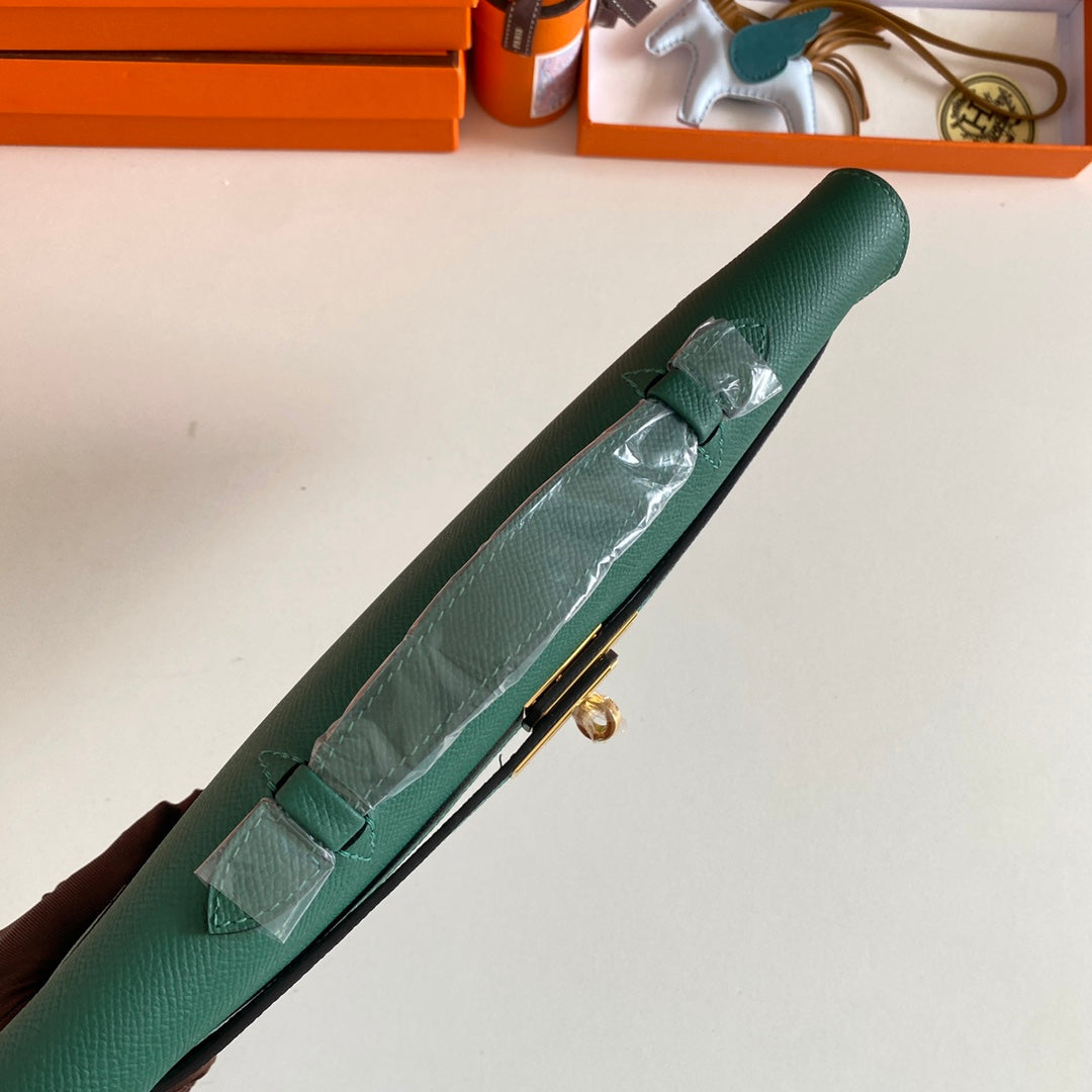 HERMES KELLY CUT 31 IN GREEN FOREST CALFSKIN WITH GOLD HARDWARE
