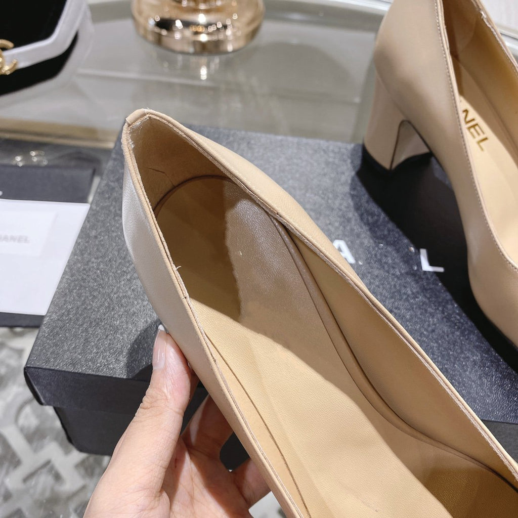 CHANEL pump 6.5 beige black lambskin