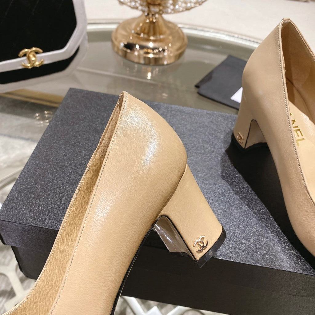 CHANEL pump 6.5 beige black lambskin