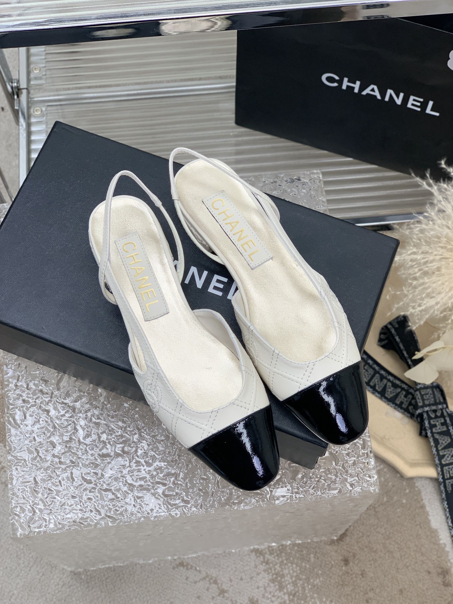 CHANEL SLINGBACKS 20 WHITE MIX BLACK CALFSKIN