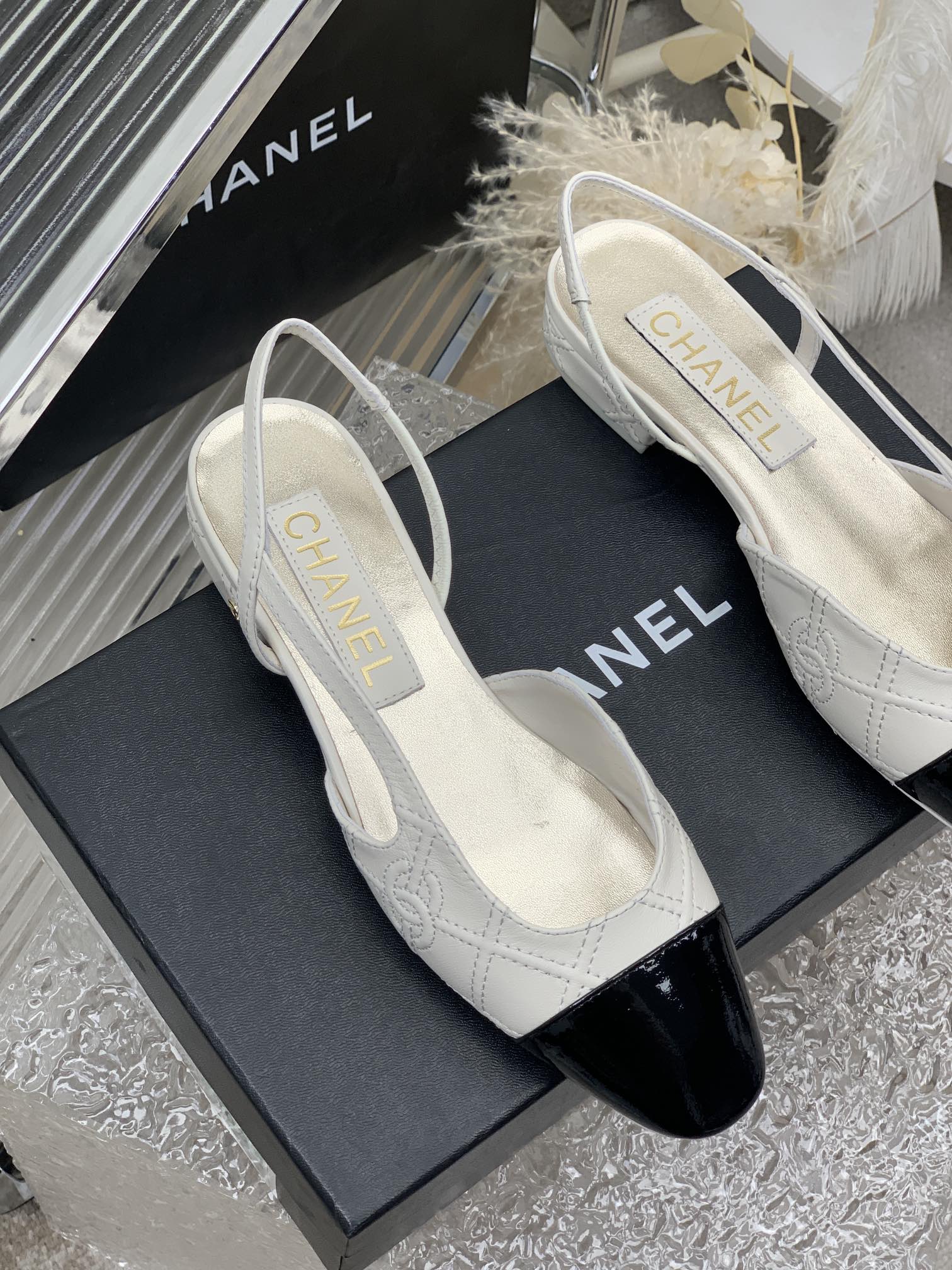 CHANEL SLINGBACKS 20 WHITE MIX BLACK CALFSKIN