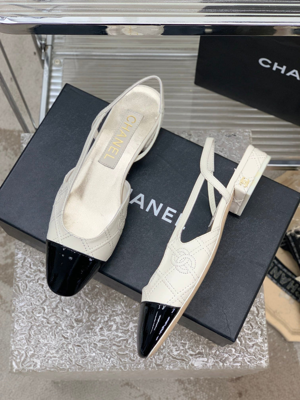 CHANEL SLINGBACKS 20 WHITE MIX BLACK CALFSKIN