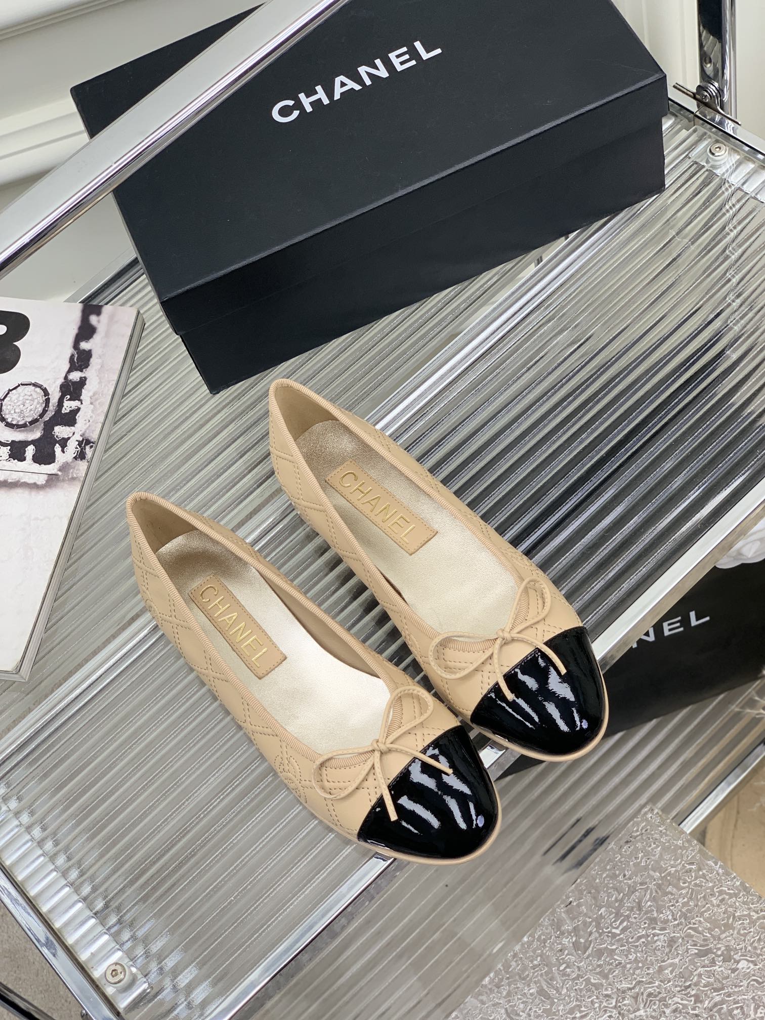 CHANEL BALLET FLAT GLOSSY BLACK MIX BEIGE LAMBSKIN