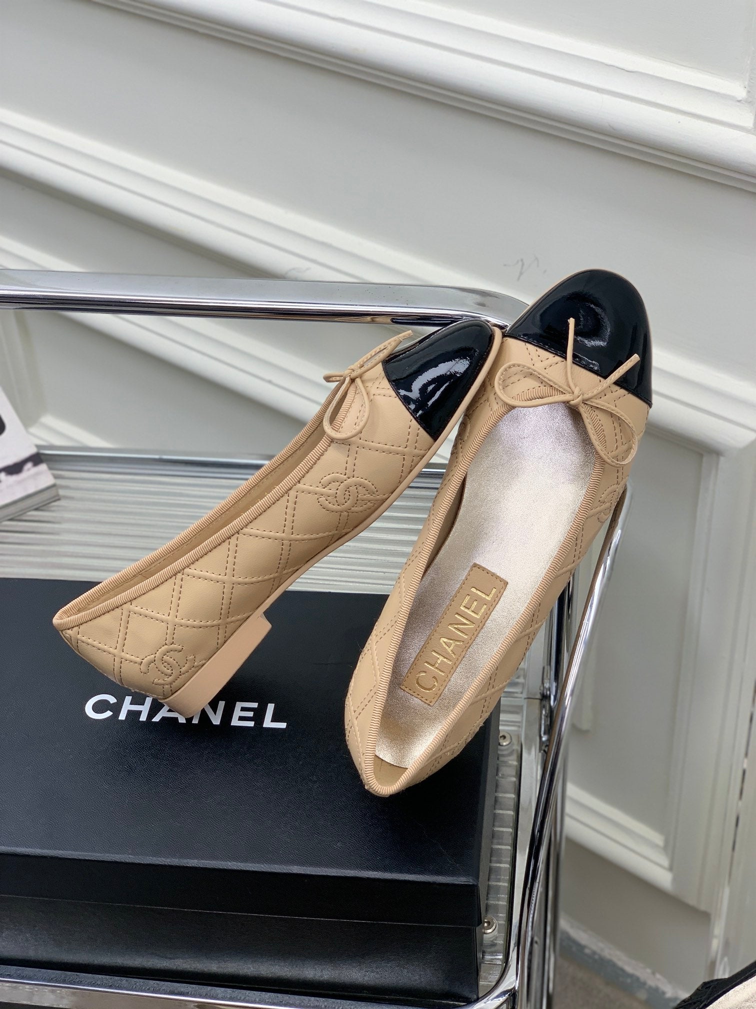 CHANEL BALLET FLAT GLOSSY BLACK MIX BEIGE LAMBSKIN