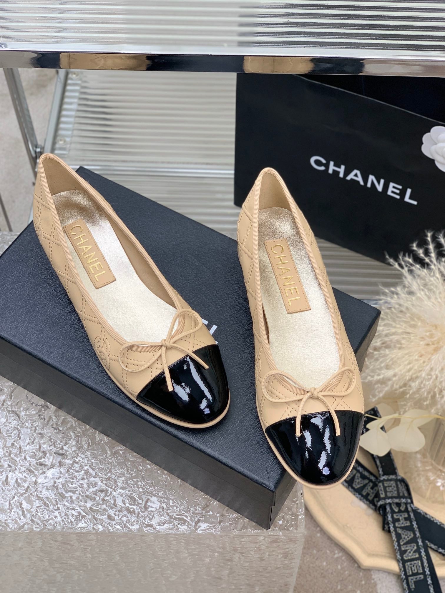 CHANEL BALLET FLAT GLOSSY BLACK MIX BEIGE LAMBSKIN