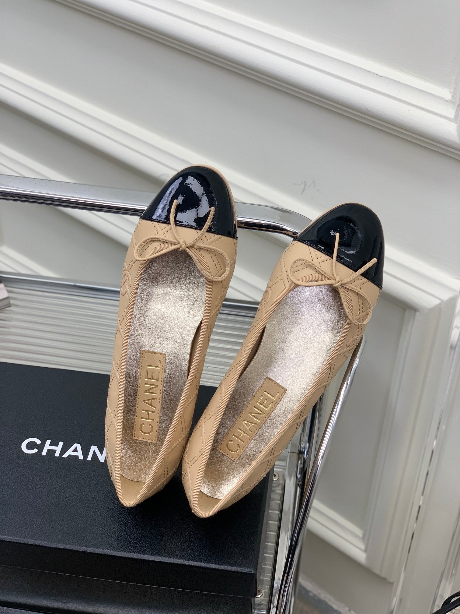 CHANEL BALLET FLAT GLOSSY BLACK MIX BEIGE LAMBSKIN