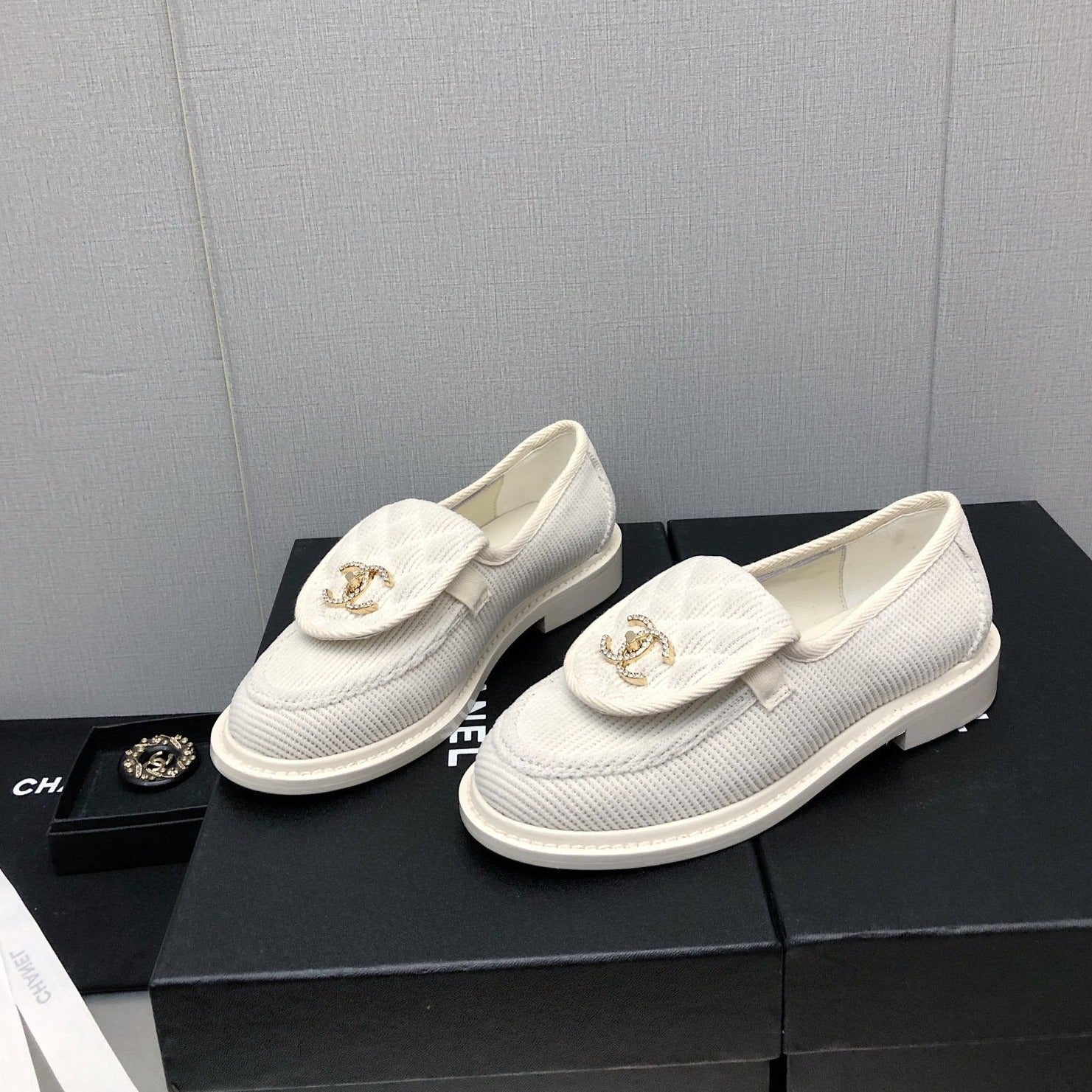 CHANEL moasins white denim 40mm
