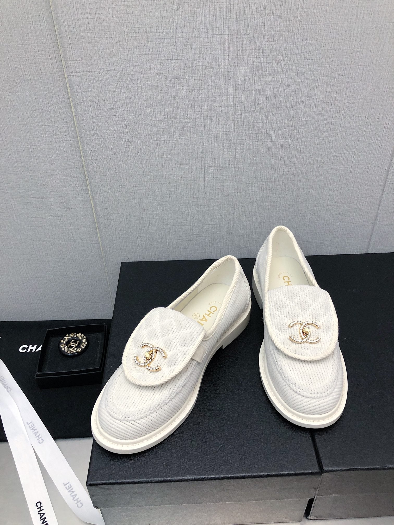 CHANEL moasins white denim 40mm