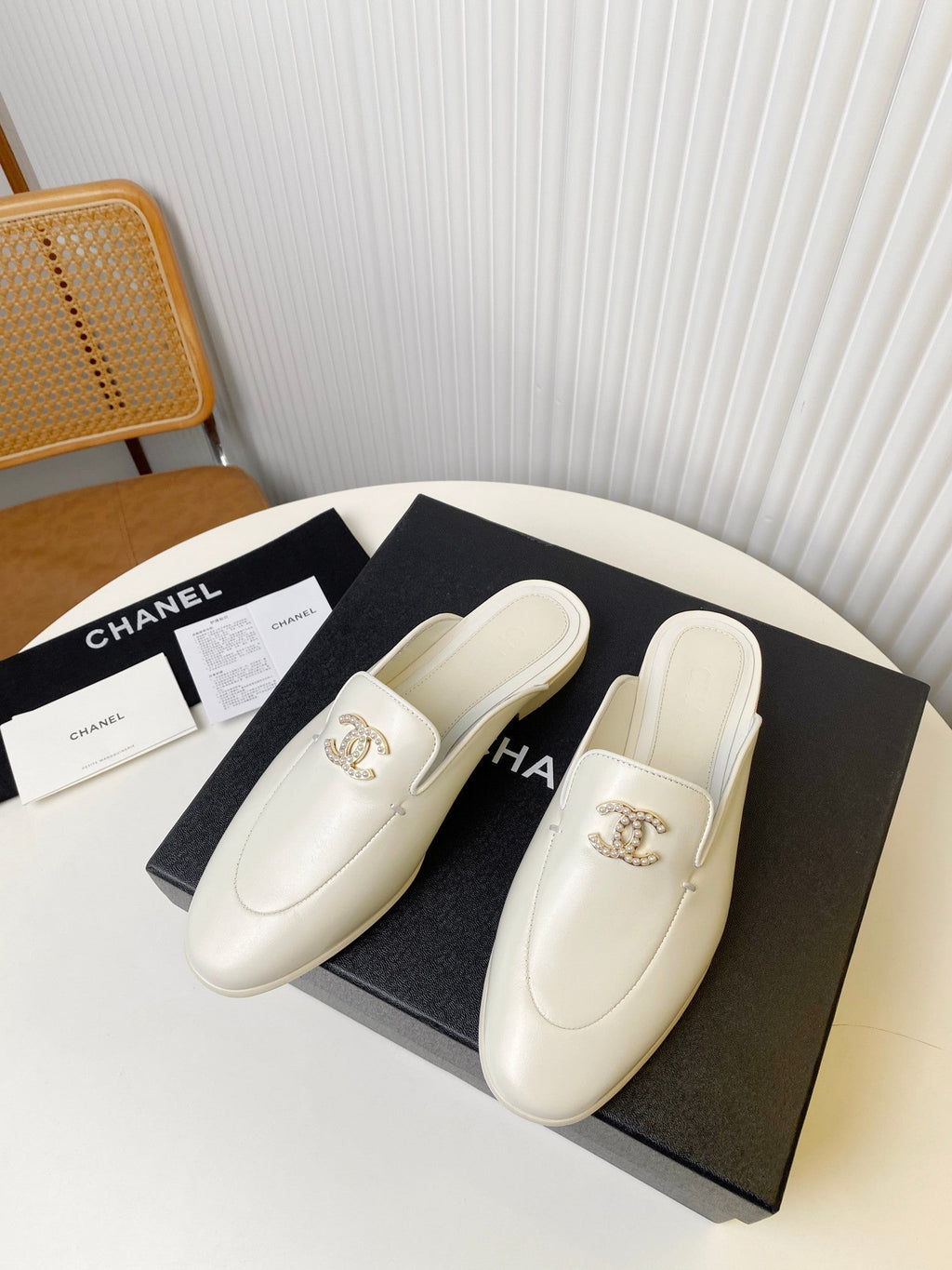 CHANEL FLAT MULE IN WHITE LAMBSKIN 983819