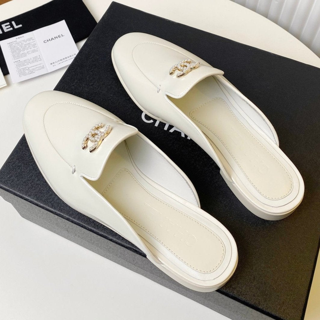 CHANEL FLAT MULE IN WHITE LAMBSKIN 983819