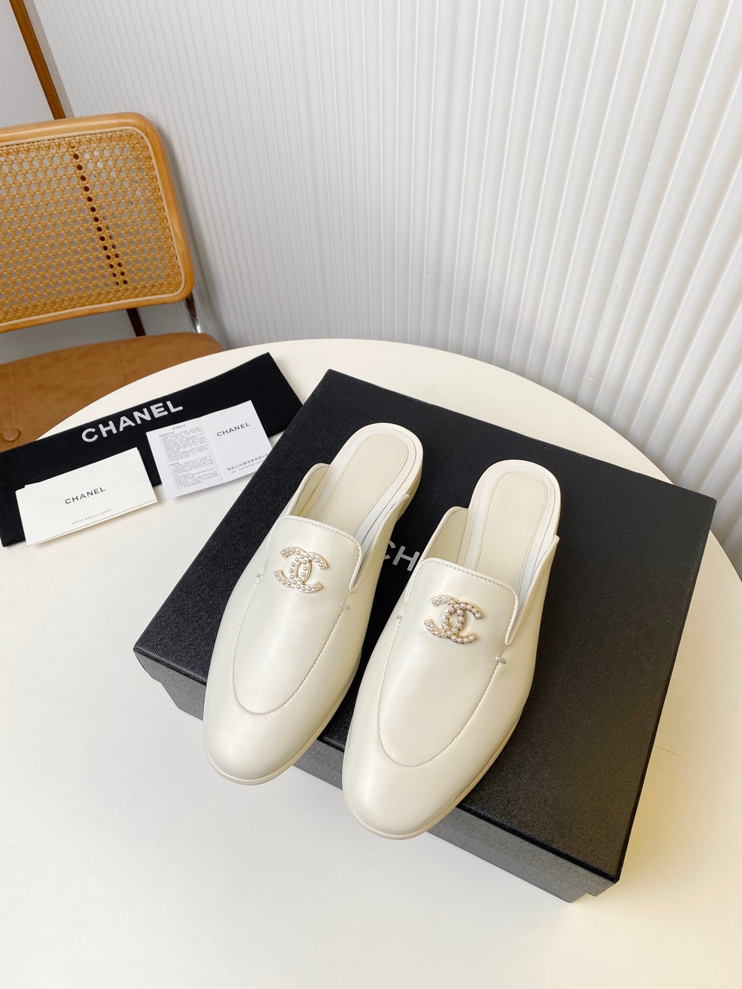 CHANEL FLAT MULE IN WHITE LAMBSKIN 983819