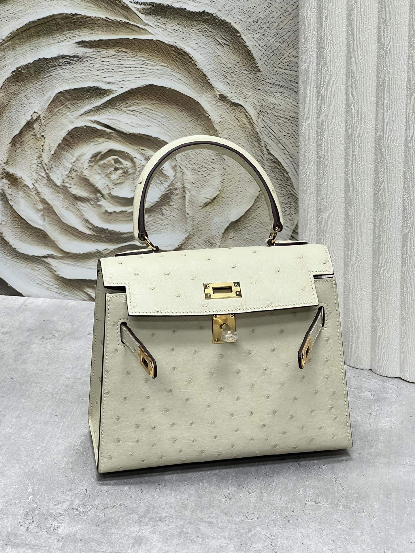 HERMES KELLY BAG 20 IN WHITE CREAM OSTRICH LEATHER WITH GOLD HARDWARE