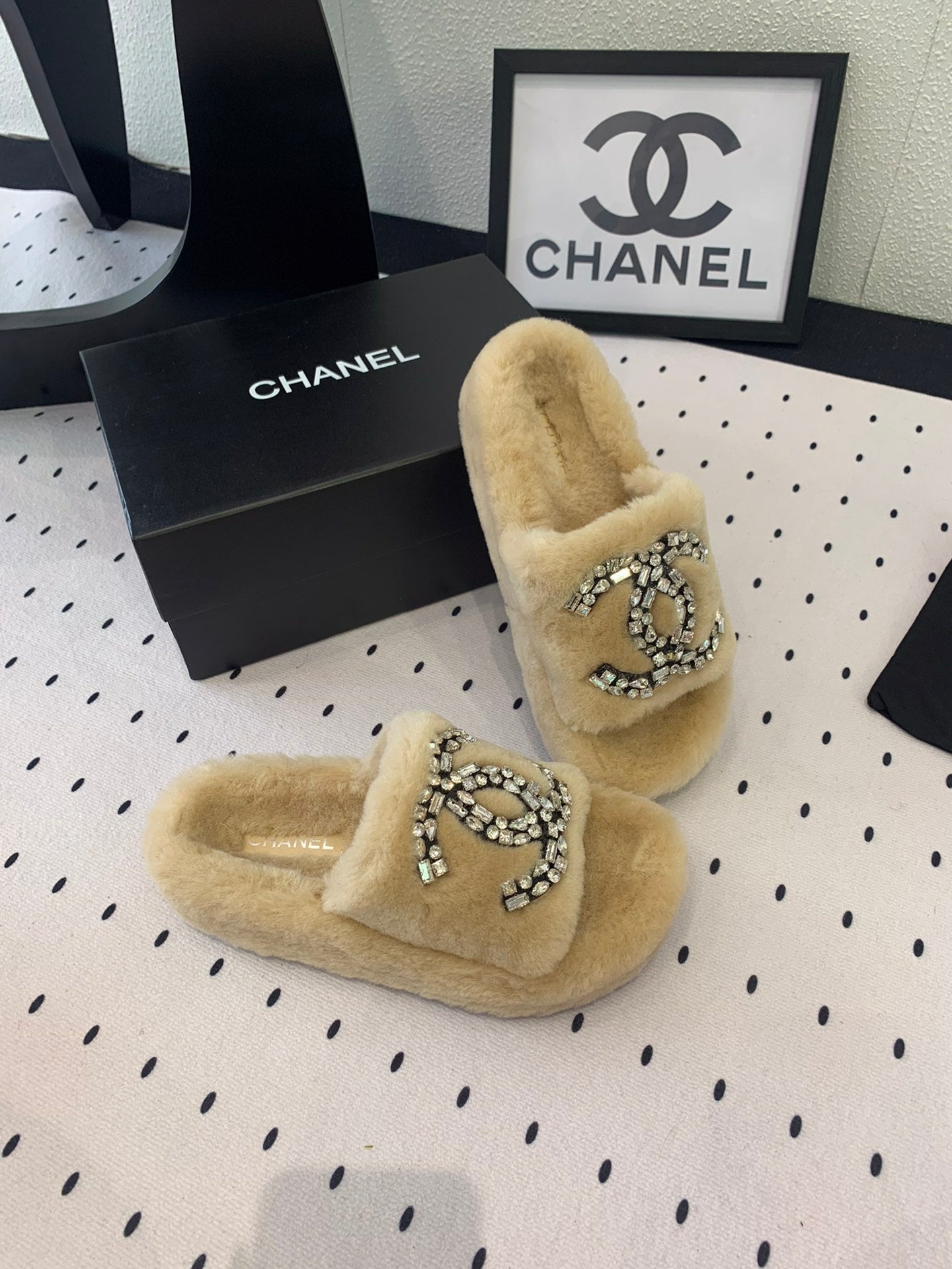 CHANEL THICK-SOLED SLIPPERS IN BEIGE CREAM SHEEP WOOL