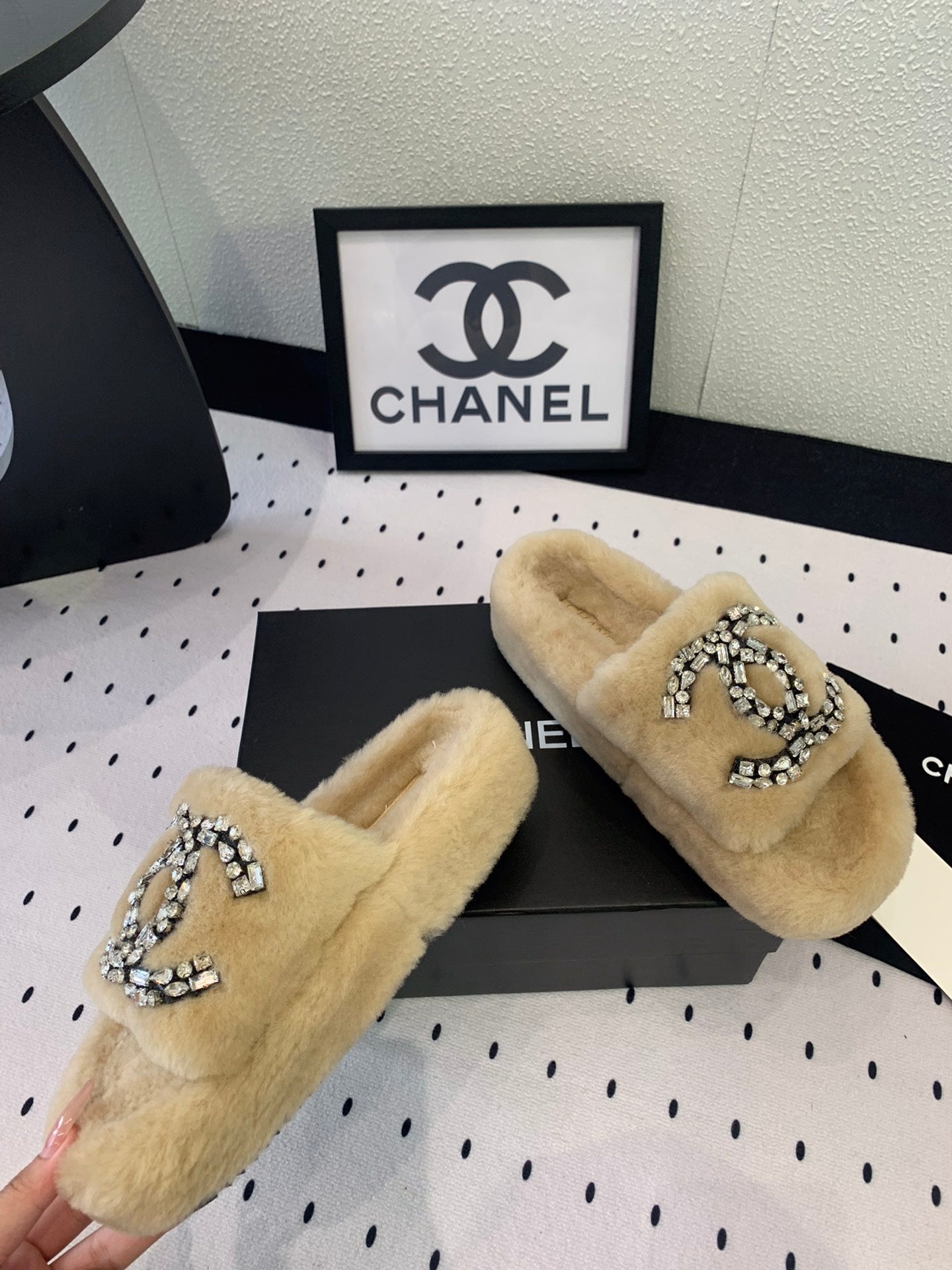 CHANEL THICK-SOLED SLIPPERS IN BEIGE CREAM SHEEP WOOL