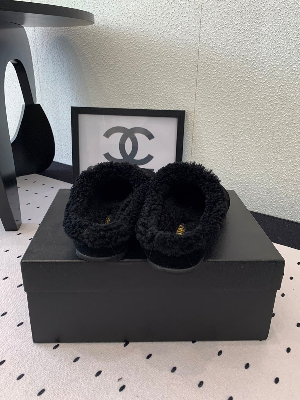 CHANEL FLAT MULE IN BLACK SUEDE AND LAMB FUR LINING