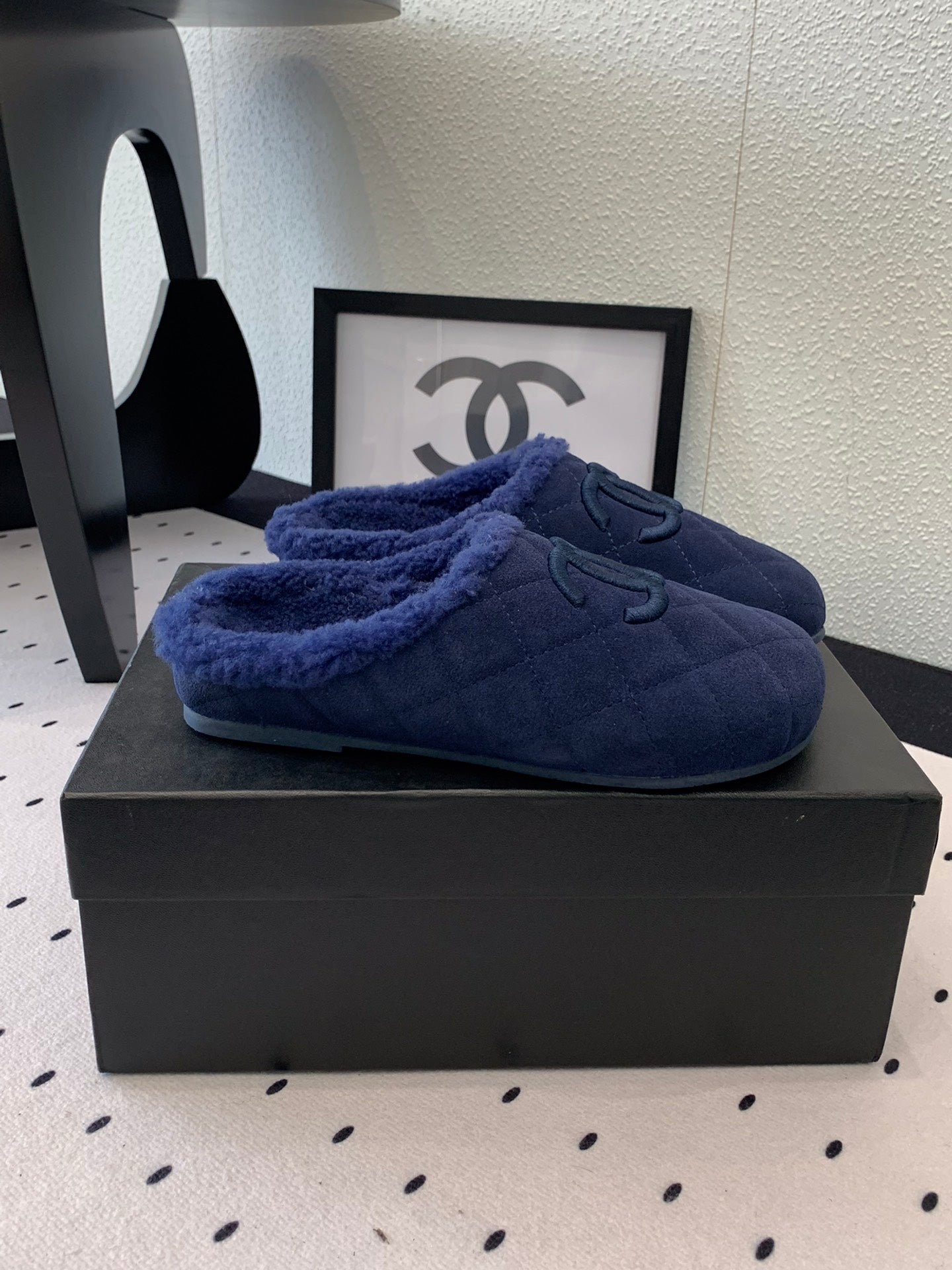 CHANEL FLAT MULE IN NAVY BLUE SUEDE AND LAMB FUR LINING