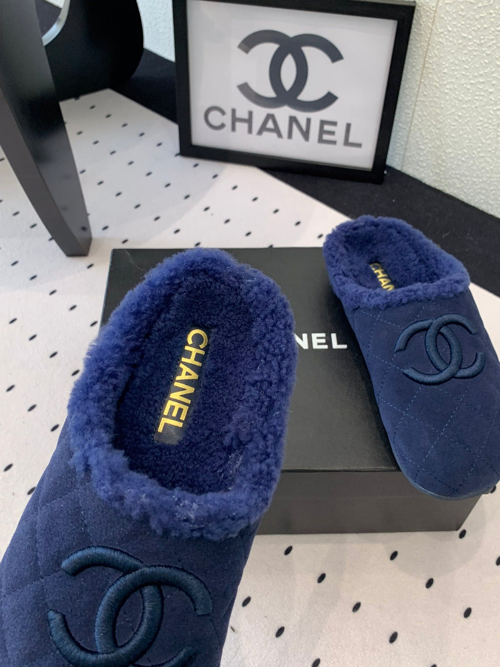 CHANEL FLAT MULE IN NAVY BLUE SUEDE AND LAMB FUR LINING