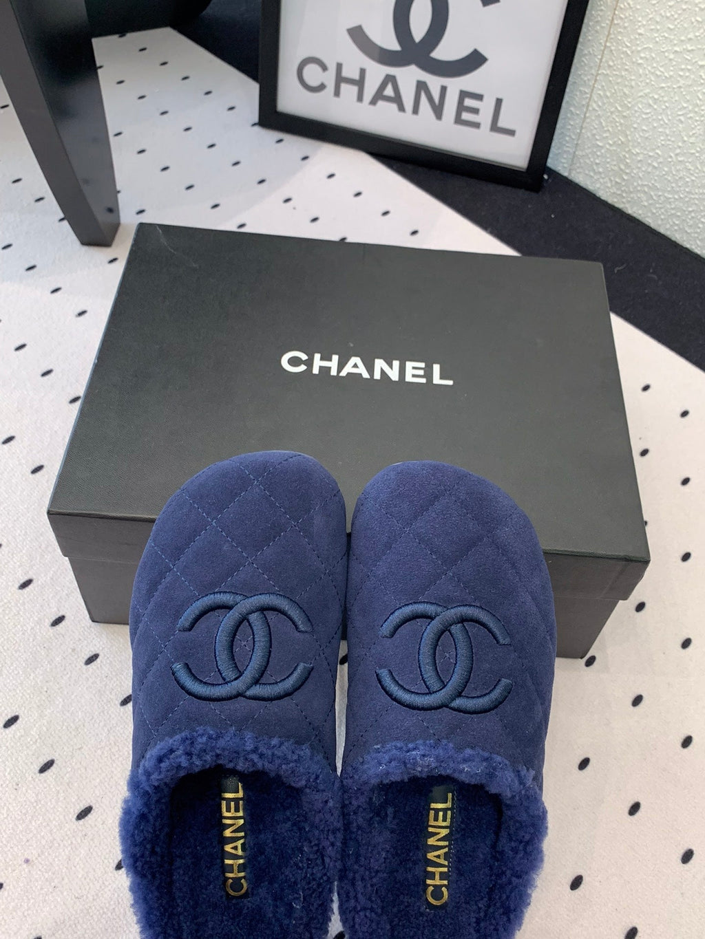CHANEL FLAT MULE IN NAVY BLUE SUEDE AND LAMB FUR LINING
