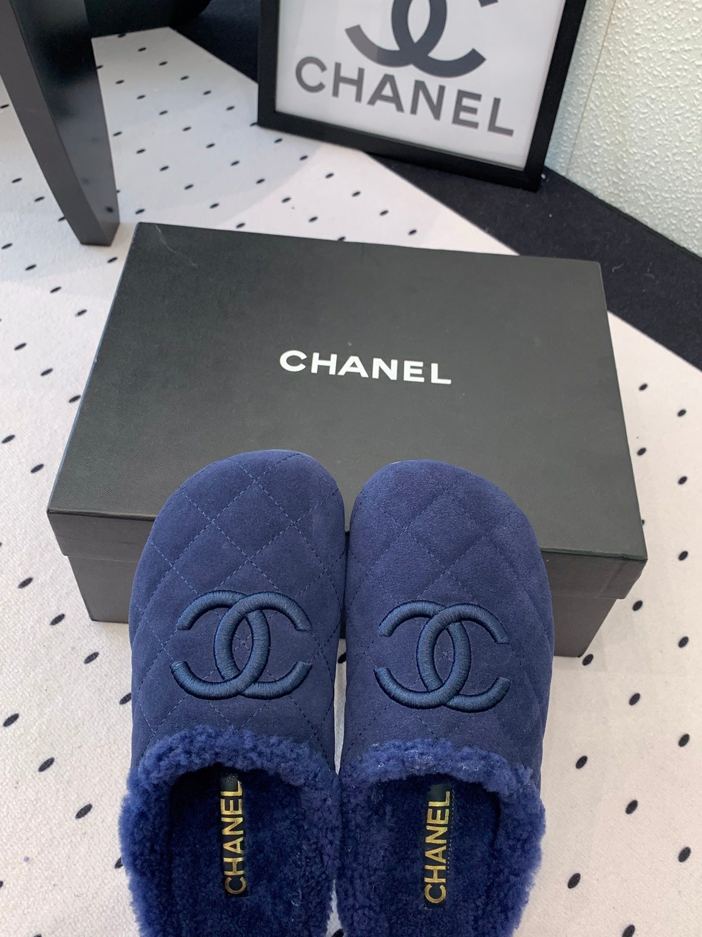 CHANEL FLAT MULE IN NAVY BLUE SUEDE AND LAMB FUR LINING