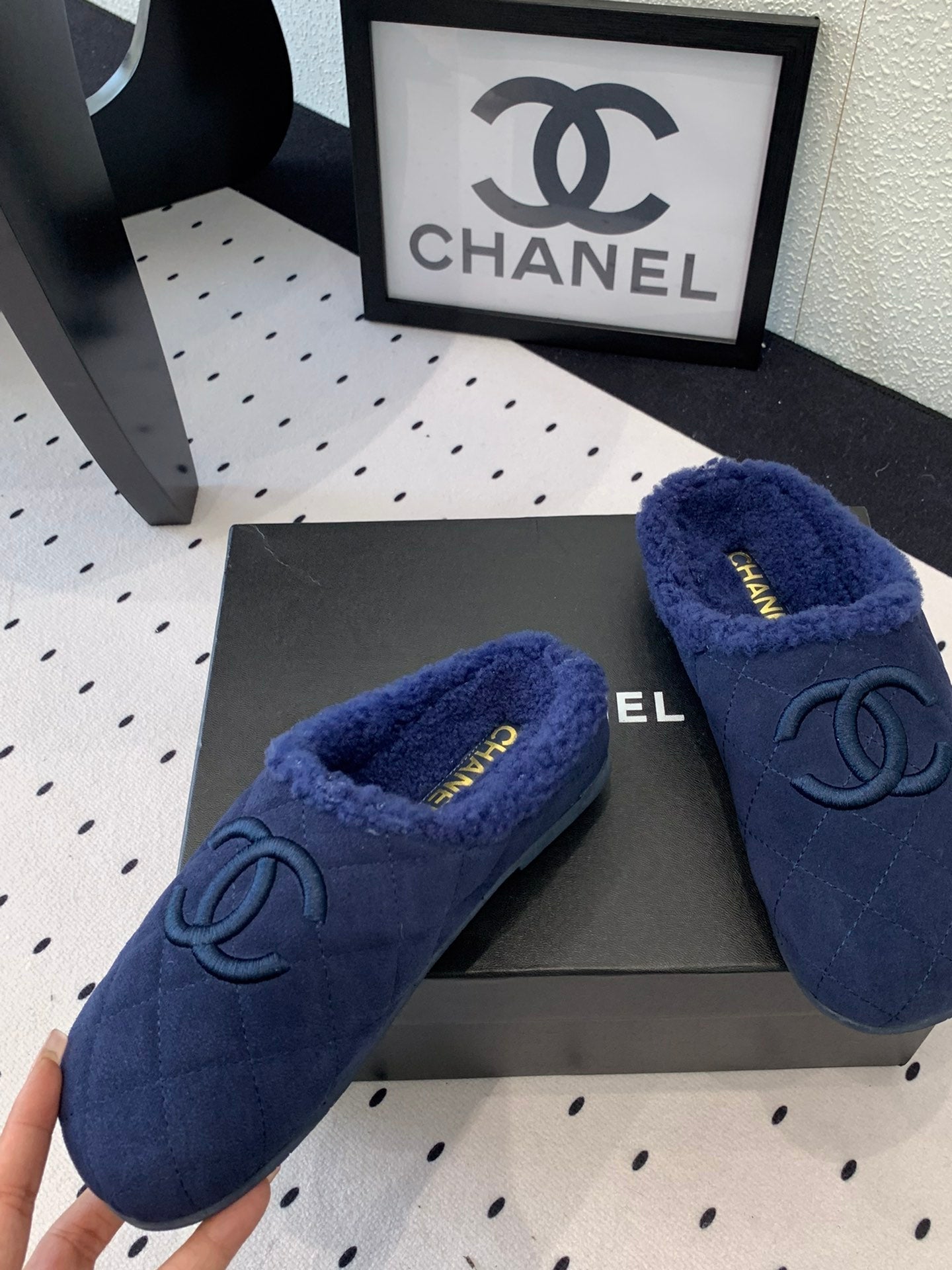 CHANEL FLAT MULE IN NAVY BLUE SUEDE AND LAMB FUR LINING