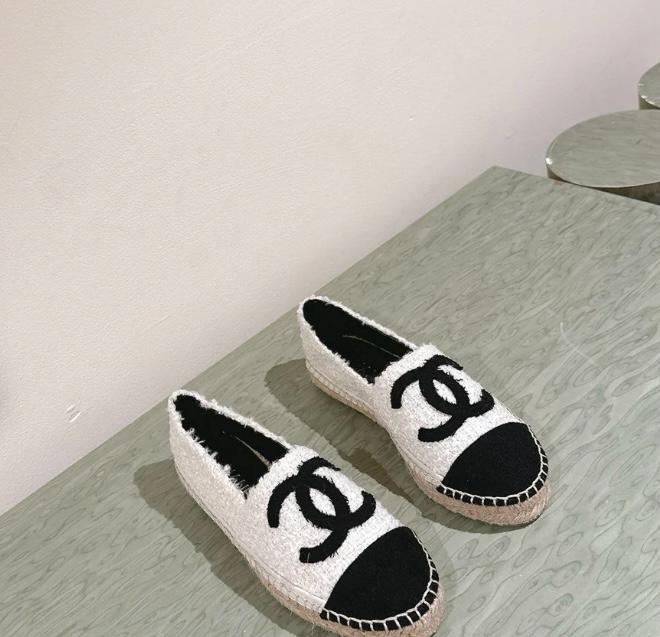 CHANEL ESPADRILLES LOAFERS IN WHITE TWEED WITH BLACK LOGO