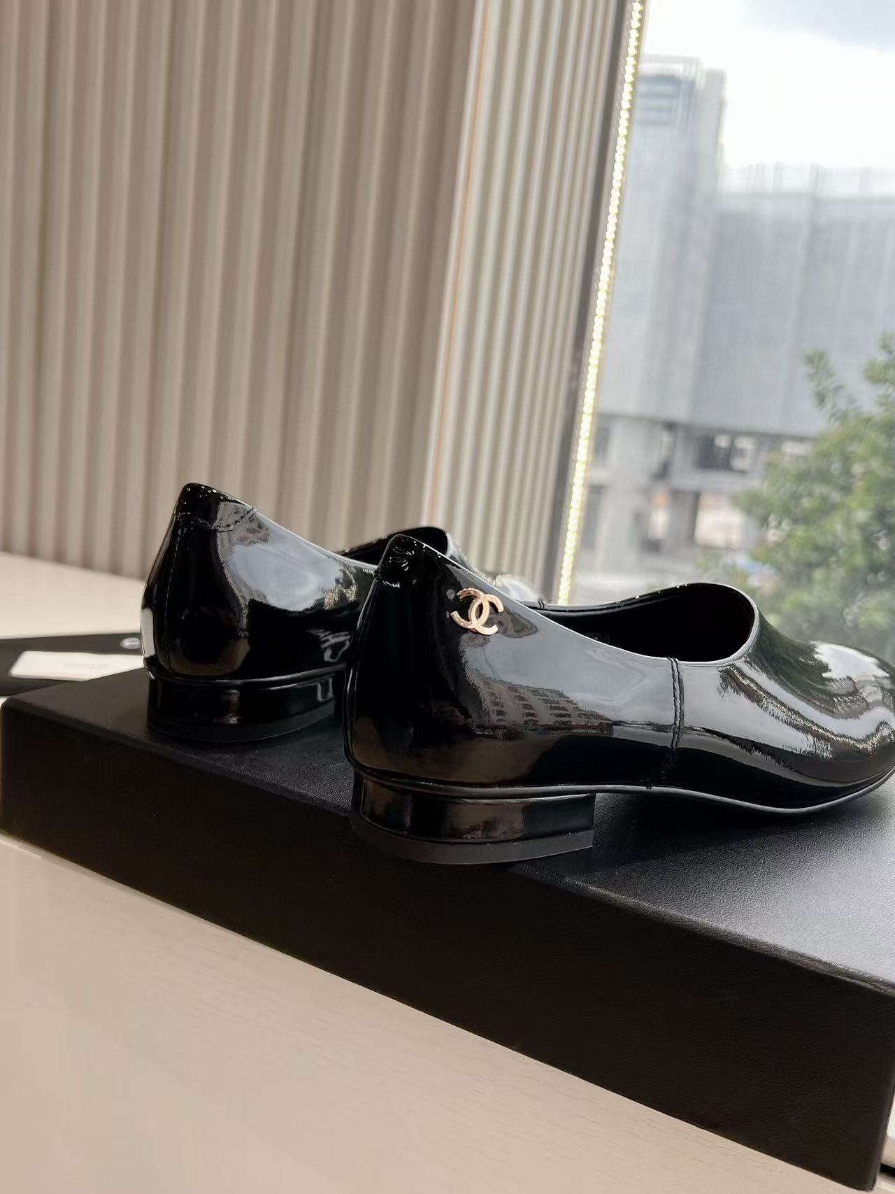 CHANEL MOASINS BLACK PATENT CALFSKIN GHW