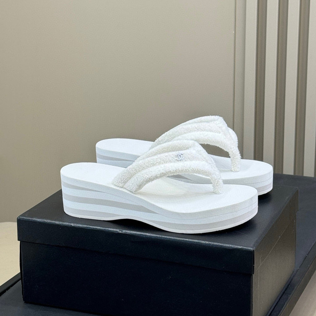 CHANEL THONG SANDALS IN WHITE COTTON