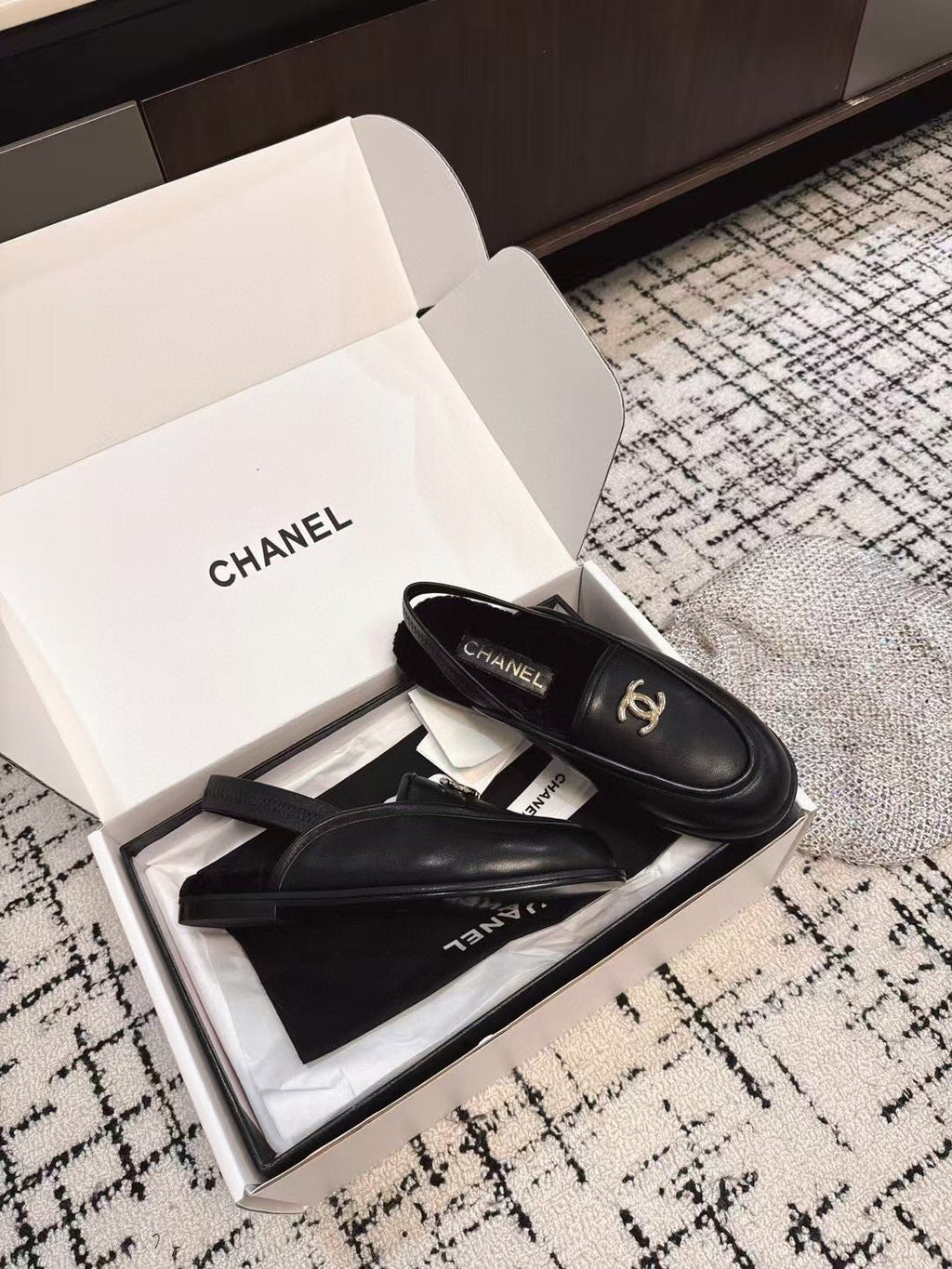 CHANEL SLINGBACK LOAFER IN BLACK CALFSKIN AND SHEARLING