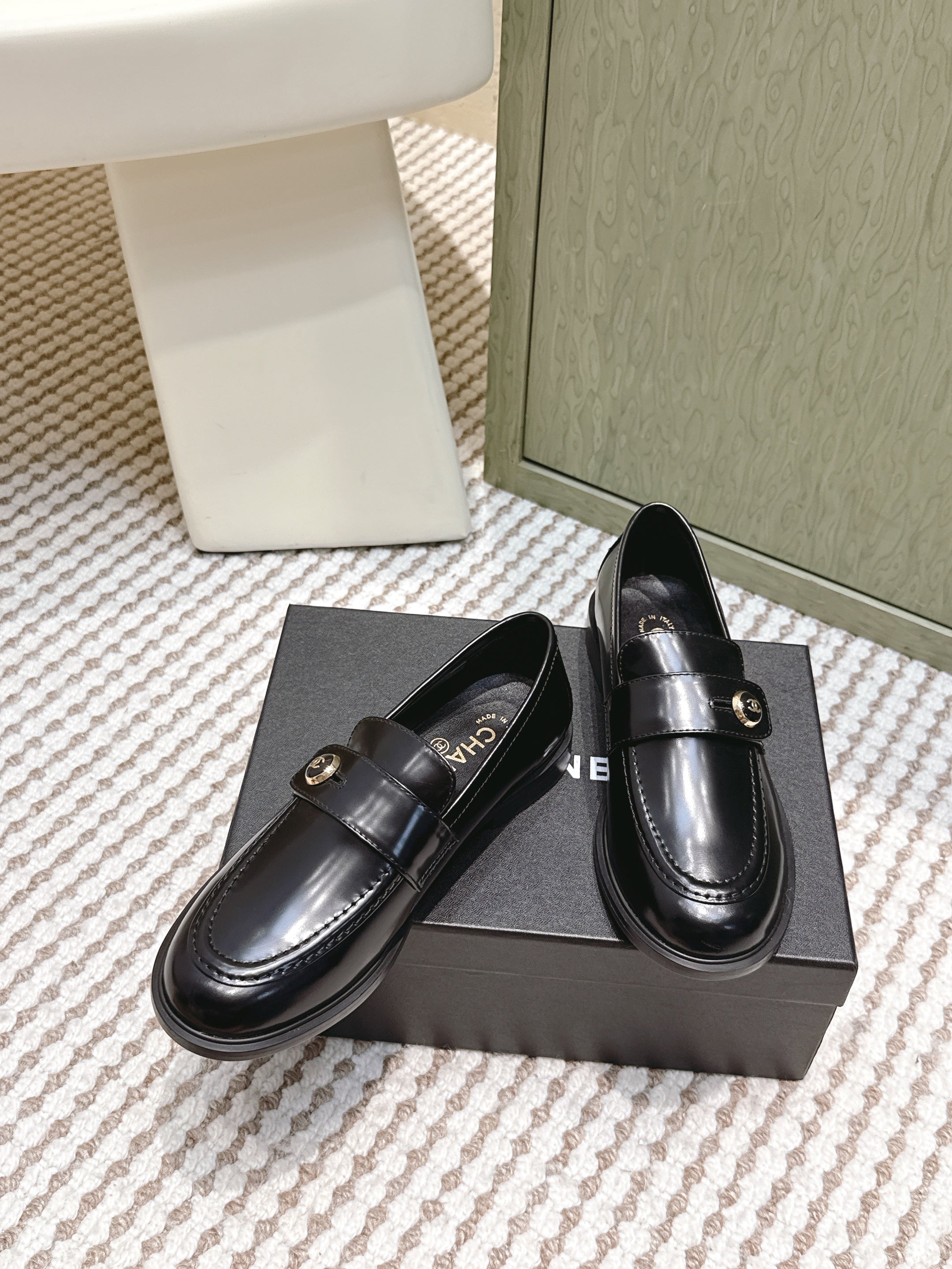 CHANEL 25S GODDESS FLAT LOAFERS IN BLACK GLOSSY CALFSKIN GOLD HARDWARE