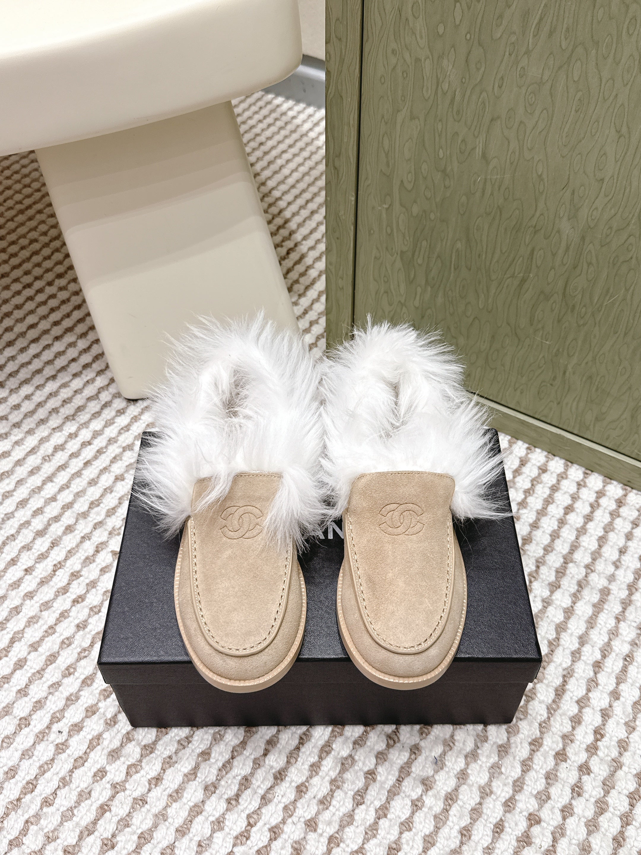 CHANEL 25S LOAFERS MOASIN IN BEIGE SUEDE WITH WHITE MINK FUR LINING