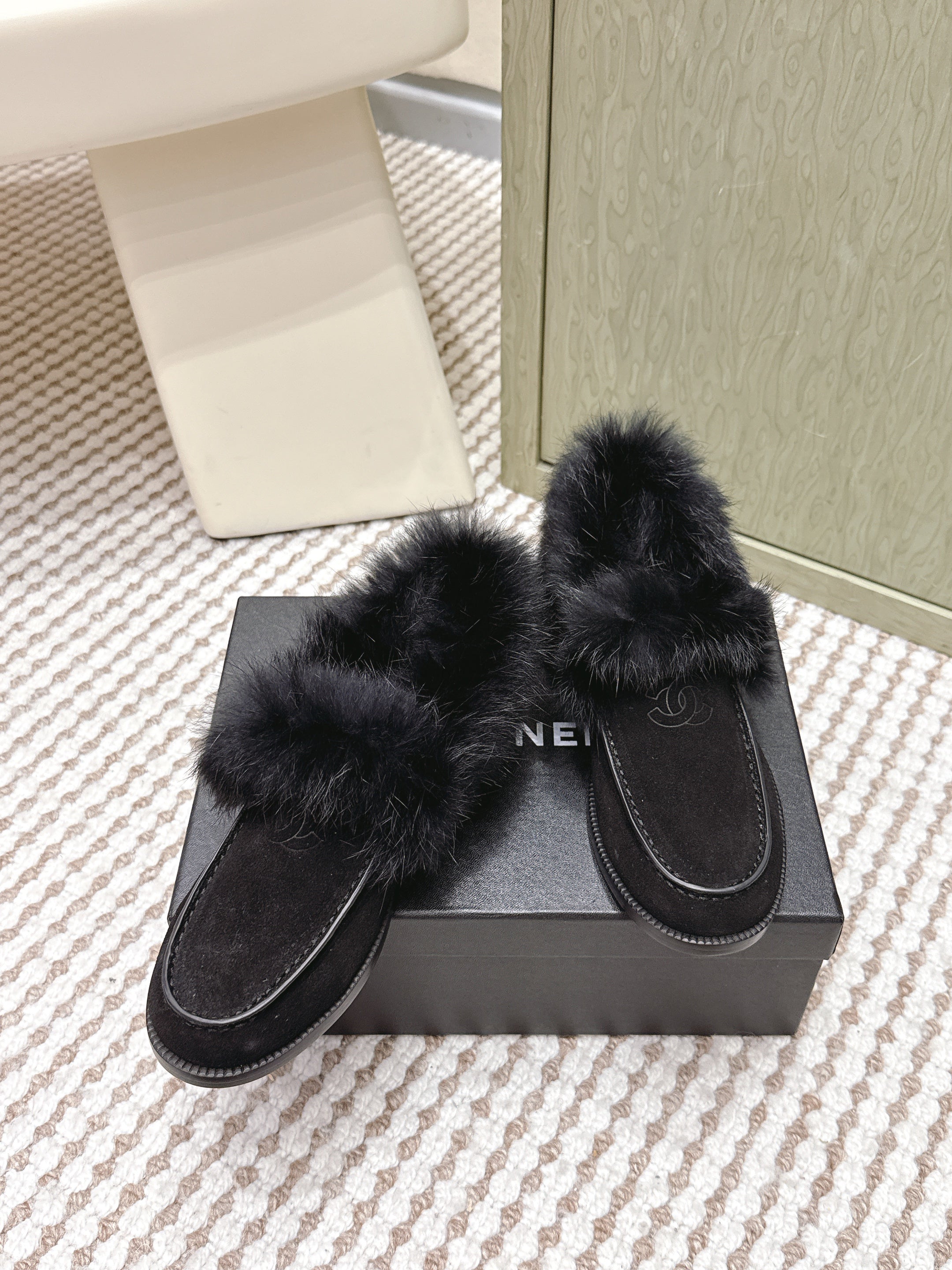 CHANEL 25S LOAFERS MOASIN IN BLACK SUEDE WITH MINK FUR LINING