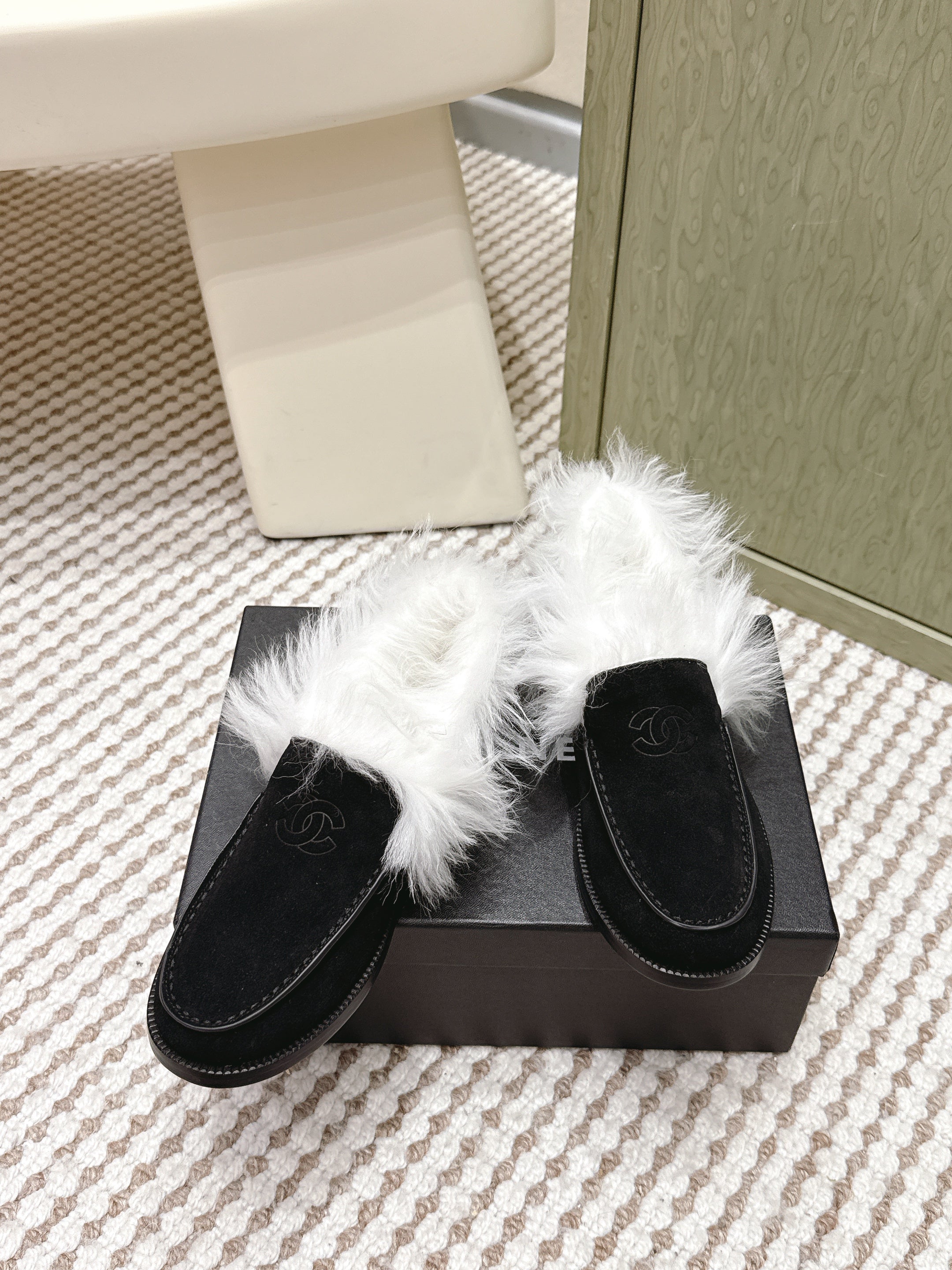 CHANEL 25S LOAFERS MOASIN IN BLACK SUEDE WITH WHITE MINK FUR LINING