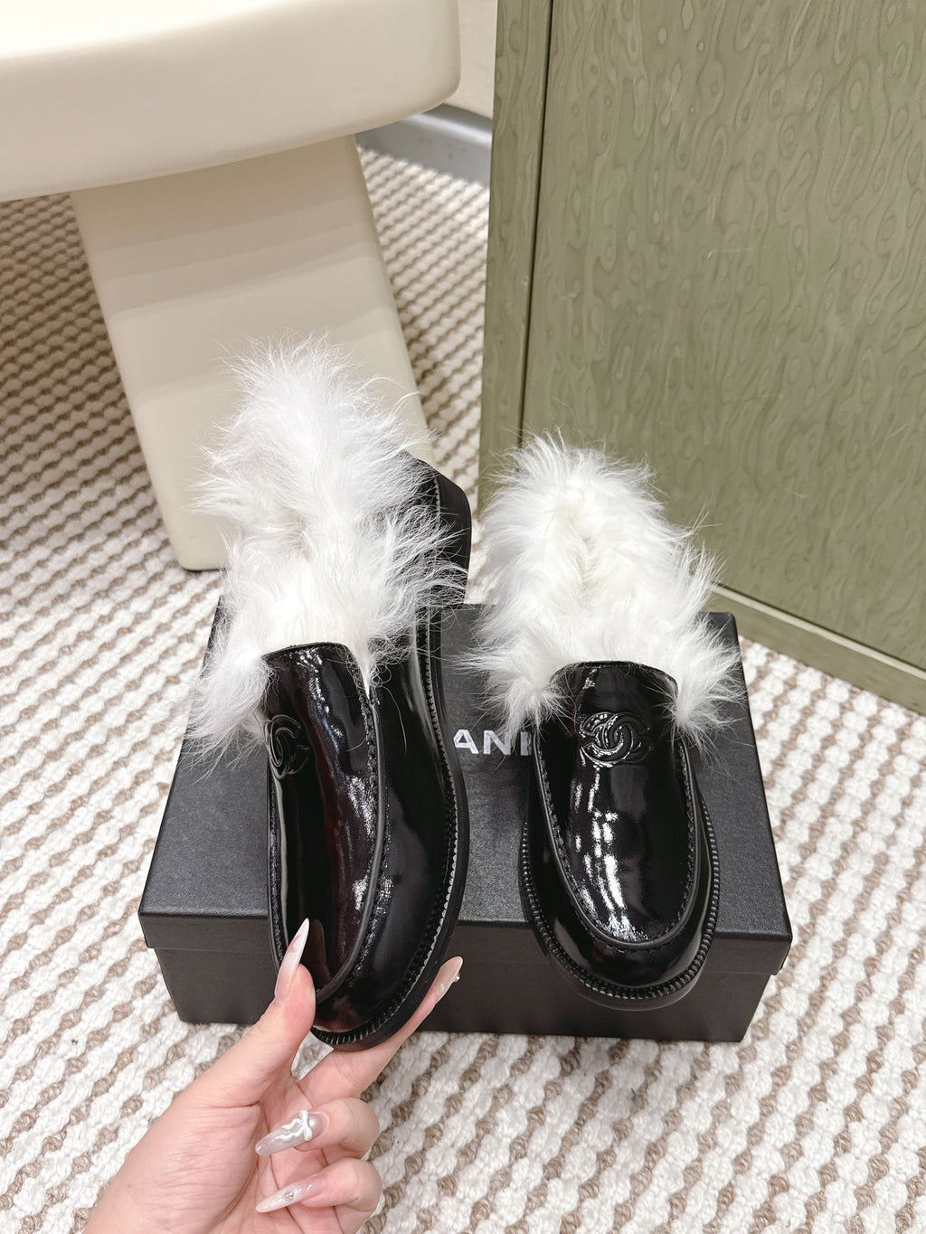CHANEL 25S LOAFERS MOASIN IN BLACK GLOSSY CALFSKIN WITH WHITE MINK FUR LINING