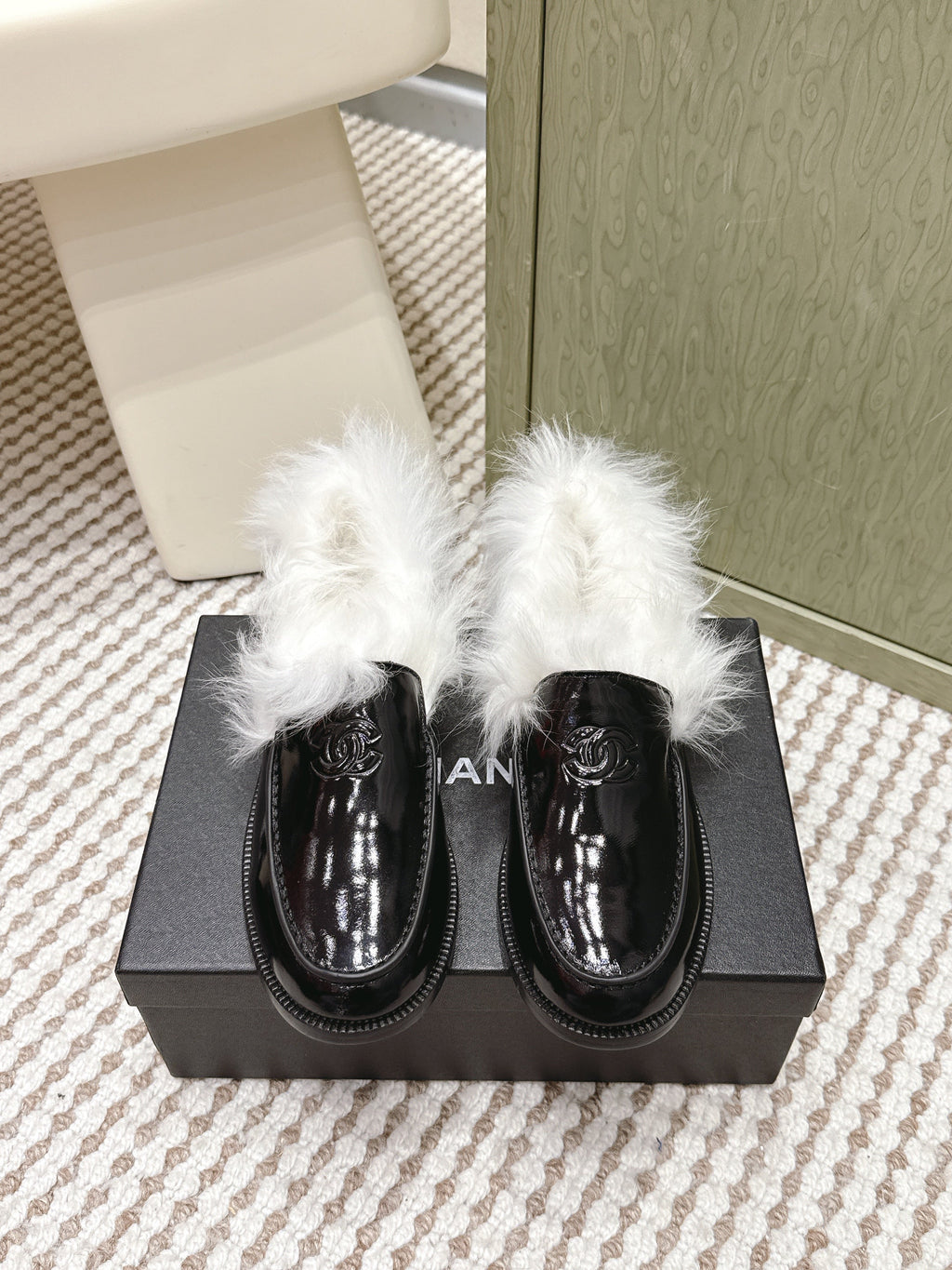CHANEL 25S LOAFERS MOASIN IN BLACK GLOSSY CALFSKIN WITH WHITE MINK FUR LINING