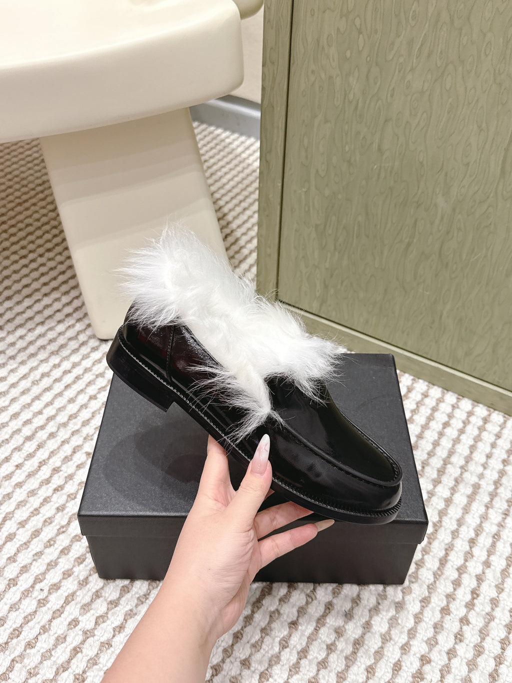 CHANEL 25S LOAFERS MOASIN IN BLACK GLOSSY CALFSKIN WITH WHITE MINK FUR LINING