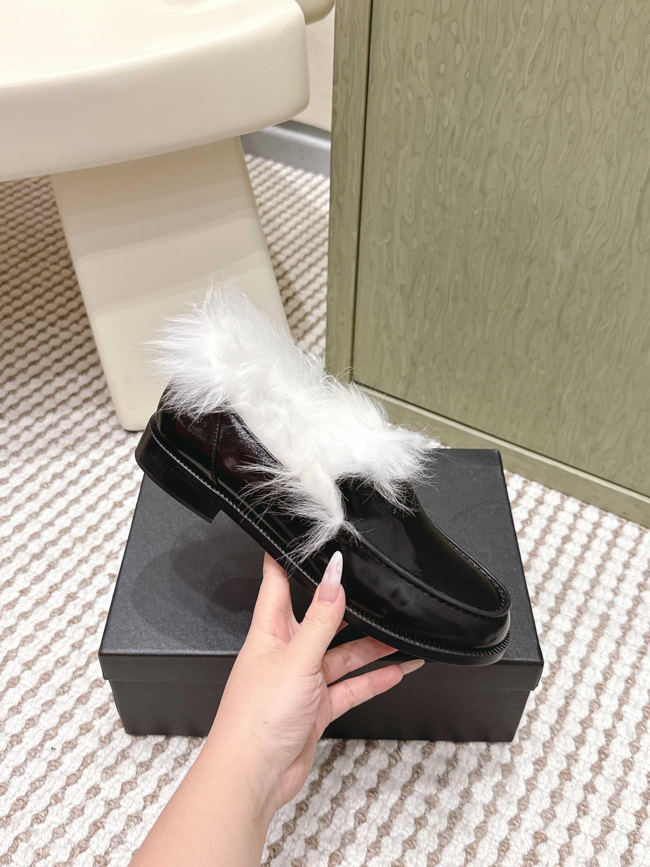 CHANEL 25S LOAFERS MOASIN IN BLACK GLOSSY CALFSKIN WITH WHITE MINK FUR LINING