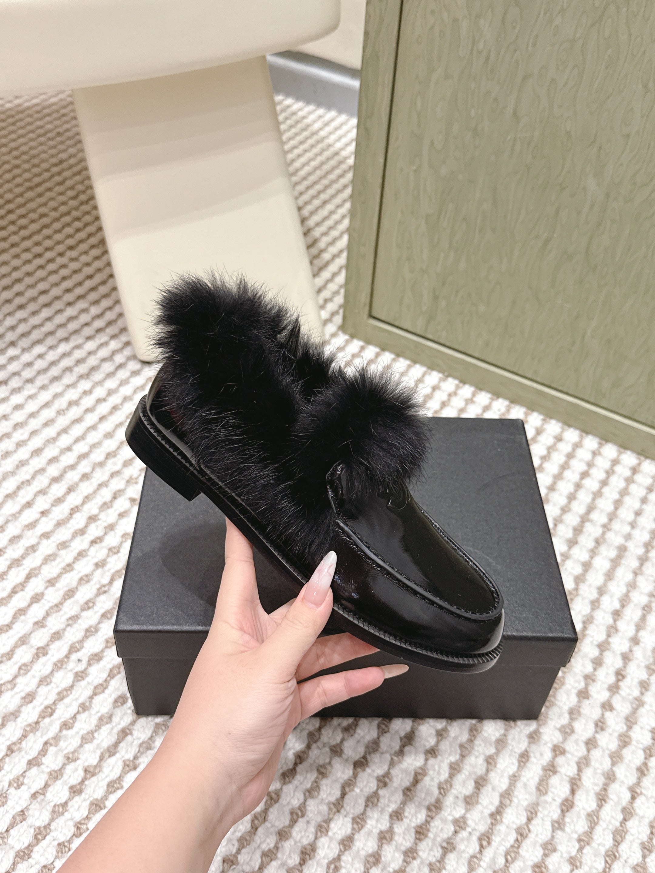 CHANEL 25S LOAFERS MOASIN IN BLACK GLOSSY CALFSKIN WITH MINK FUR LINING