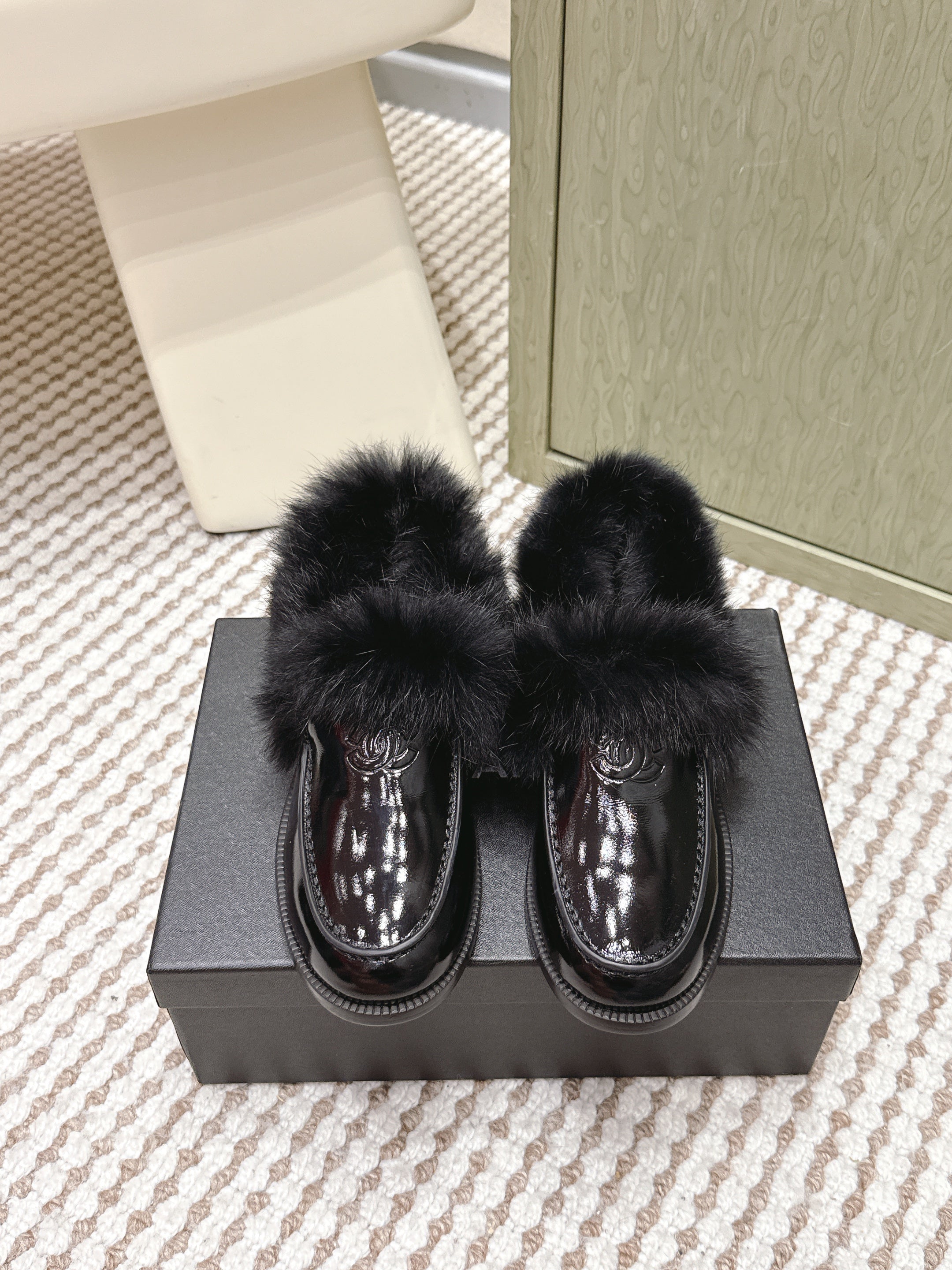 CHANEL 25S LOAFERS MOASIN IN BLACK GLOSSY CALFSKIN WITH MINK FUR LINING
