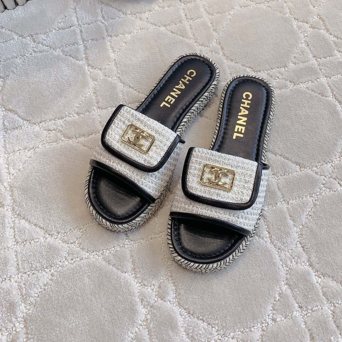 CHANEL PLATFORM SLIPPERS IN WHITE WOOL AND BLACK LAMBSKIN