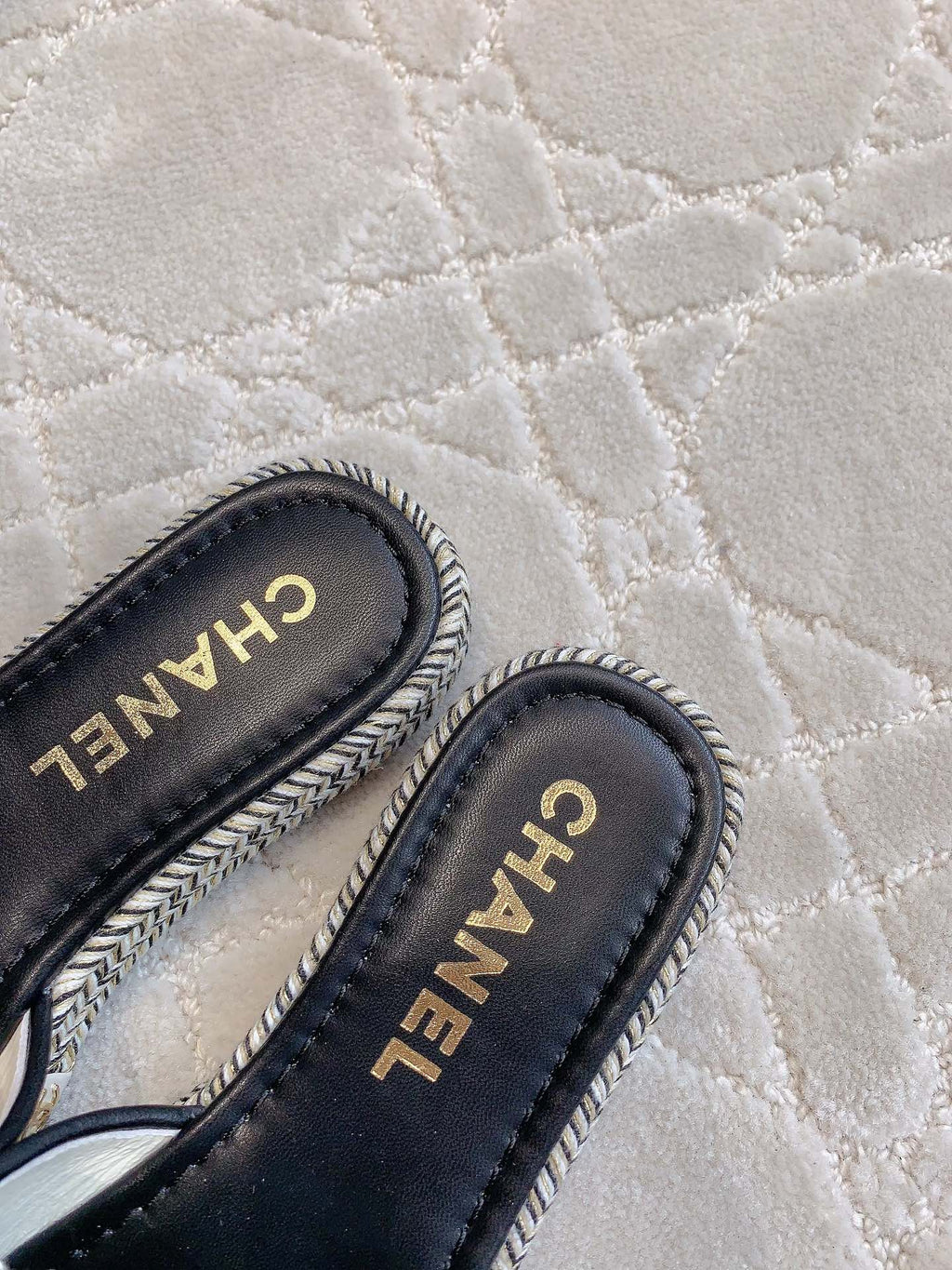 CHANEL PLATFORM SLIPPERS IN WHITE WOOL AND BLACK LAMBSKIN