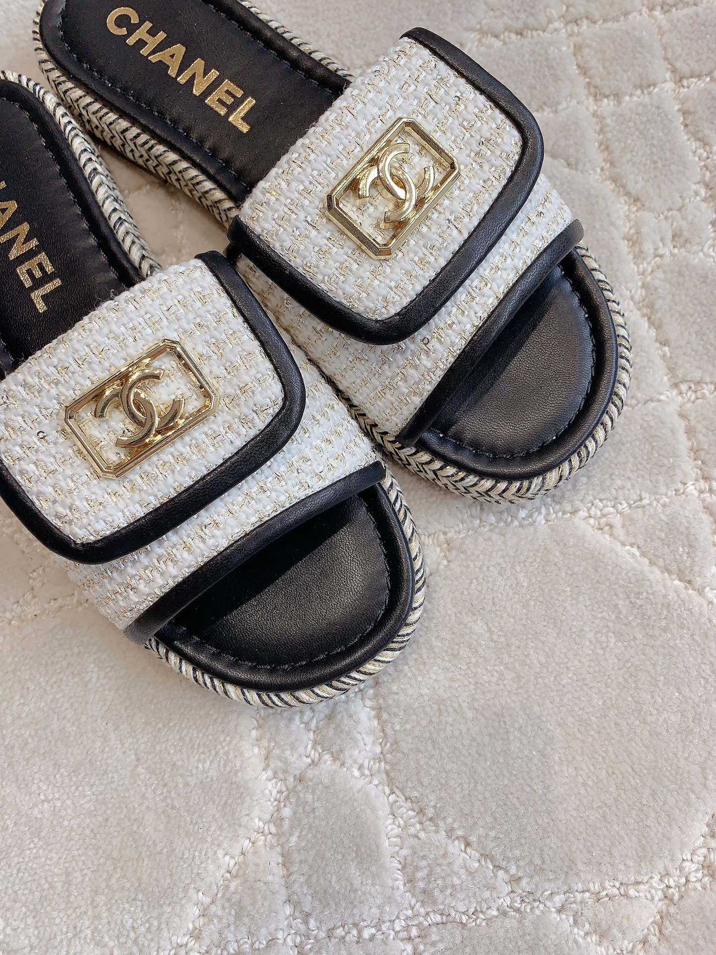 CHANEL PLATFORM SLIPPERS IN WHITE WOOL AND BLACK LAMBSKIN