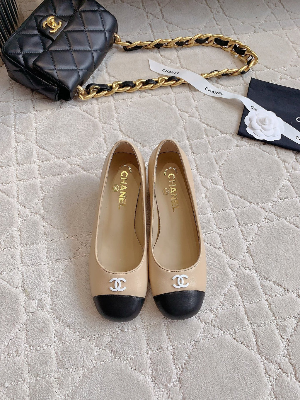 CHANEL PUMP ROUNG TOE IN BEIGE CREAM MIX BLACK SHEEPSKIN