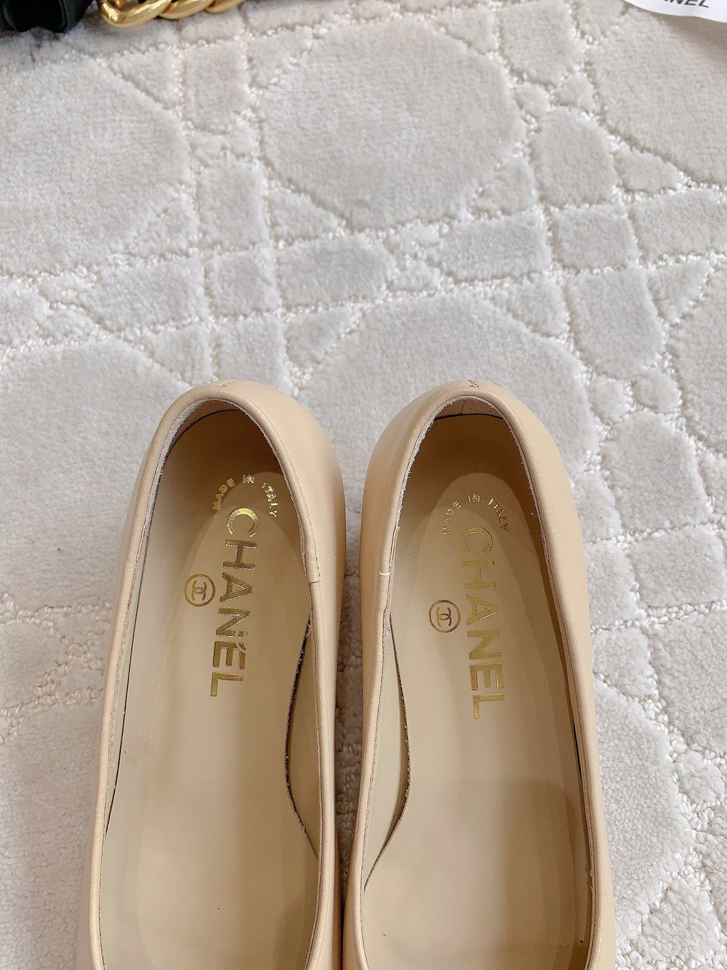 CHANEL PUMP ROUNG TOE IN BEIGE CREAM MIX BLACK SHEEPSKIN