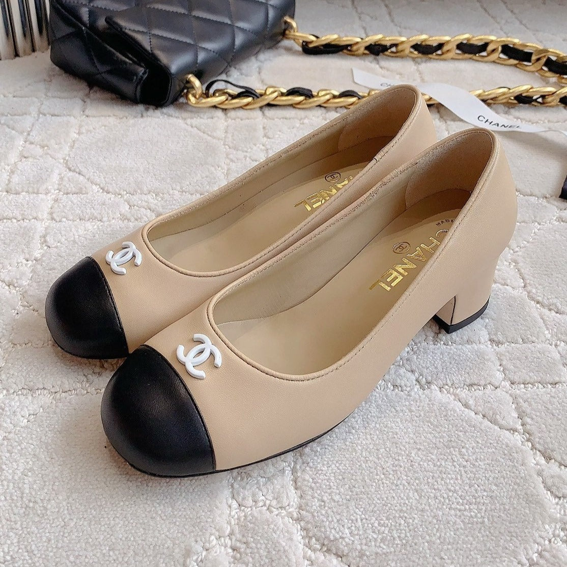 CHANEL PUMP ROUNG TOE IN BEIGE CREAM MIX BLACK SHEEPSKIN