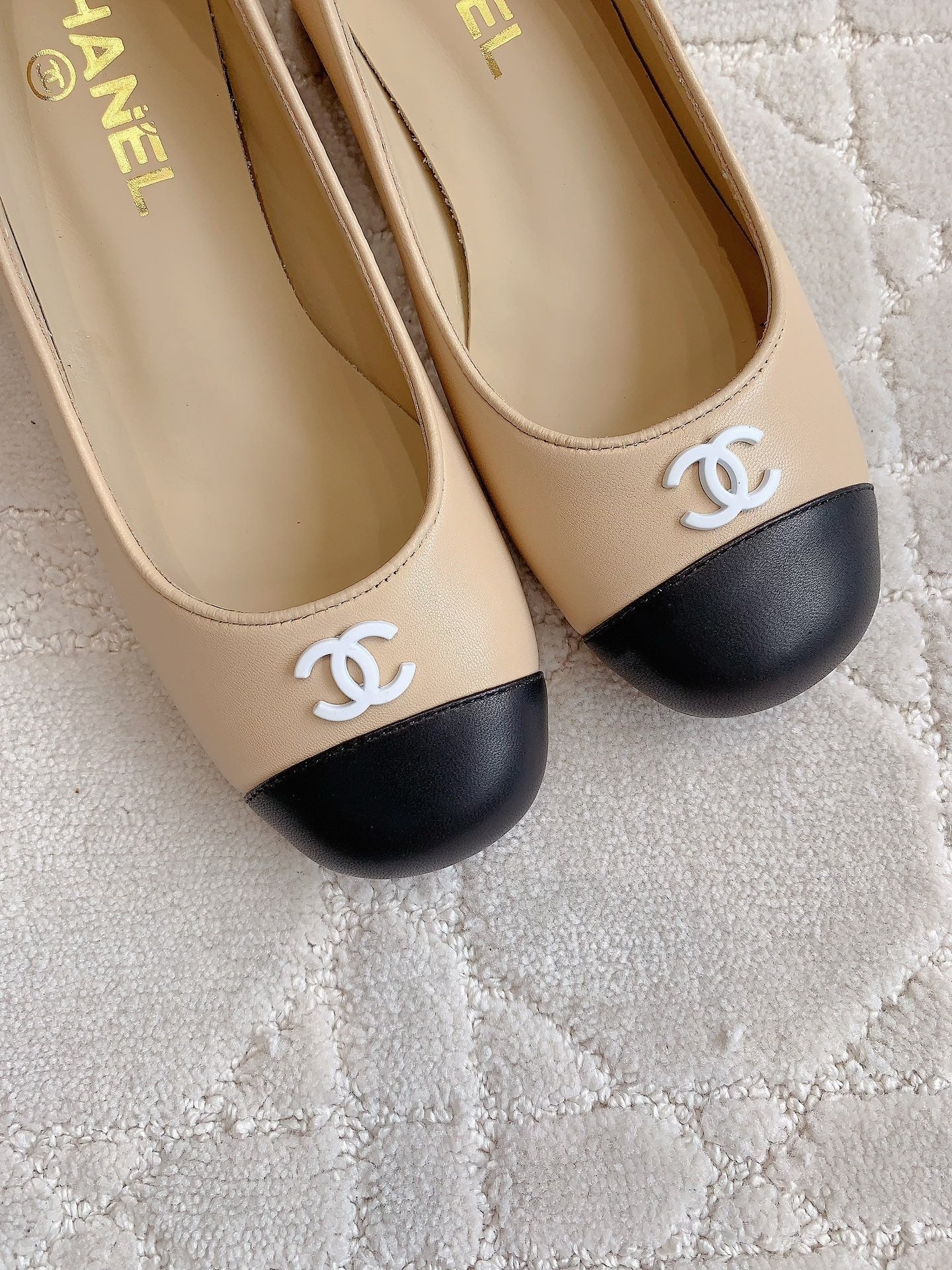 CHANEL PUMP ROUNG TOE IN BEIGE CREAM MIX BLACK SHEEPSKIN