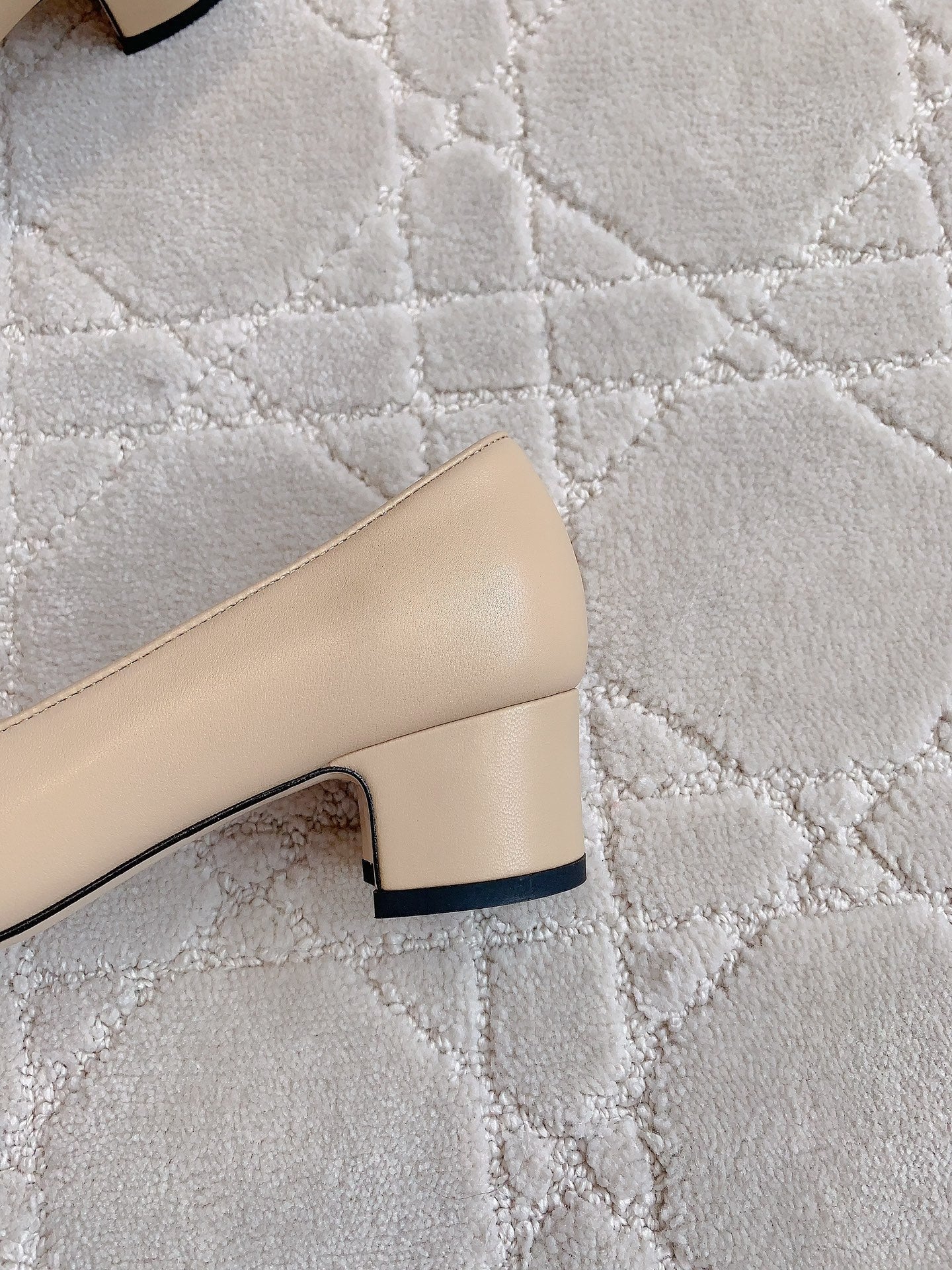 CHANEL PUMP ROUNG TOE IN BEIGE CREAM MIX BLACK SHEEPSKIN