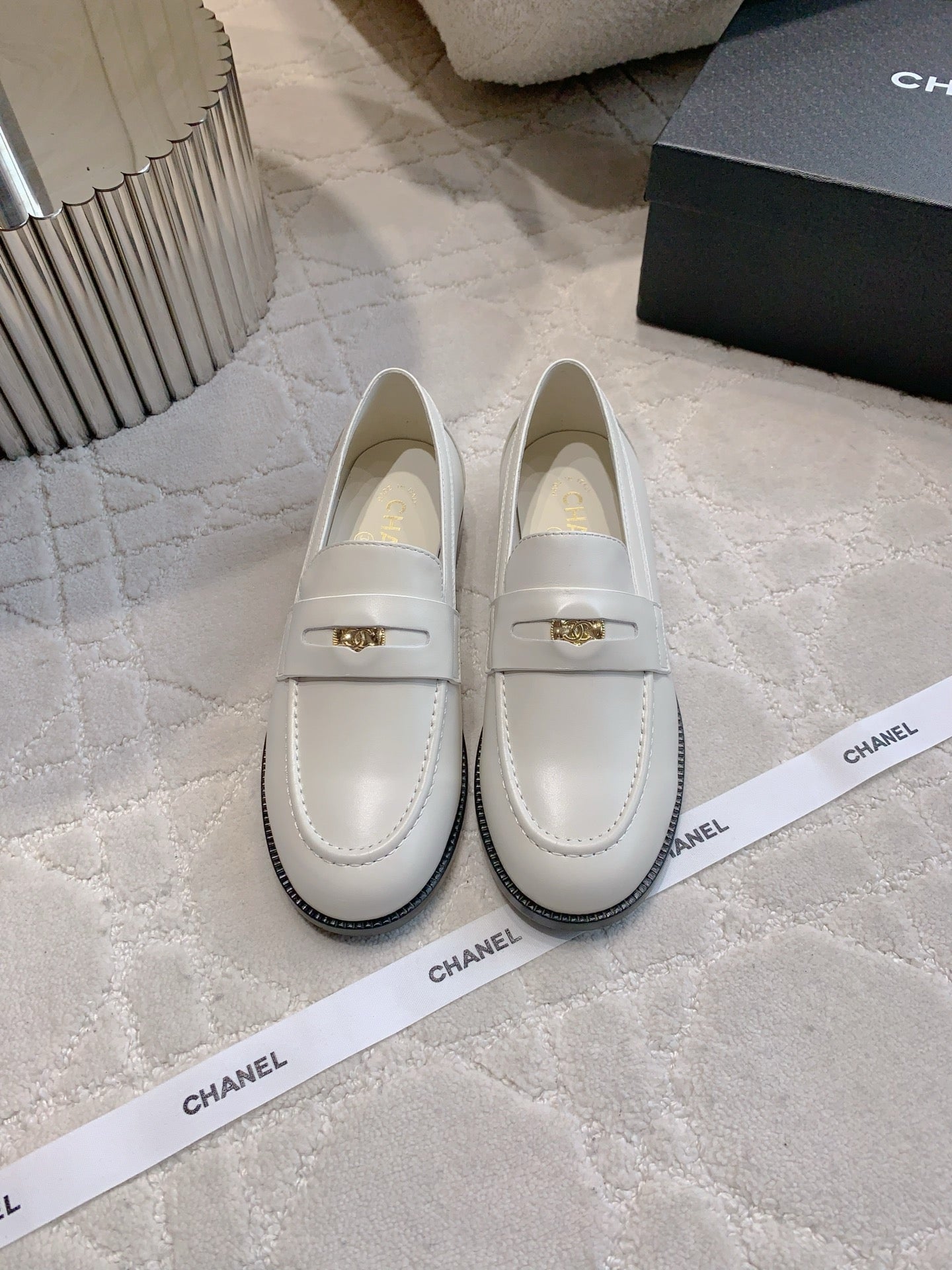 CHANEL 25S MOASINS IN WHITE CALFSKIN GOLD HARDWARE