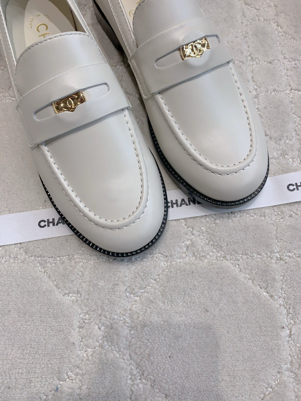 CHANEL 25S MOASINS IN WHITE CALFSKIN GOLD HARDWARE