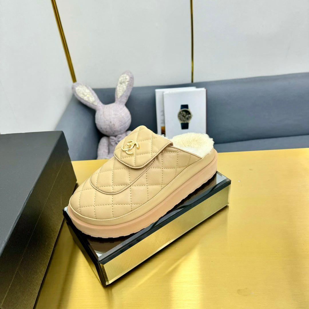 CHANEL THICK-SOLED SLIDE IN LIGHT YELLOW LAMBSKIN AND WOOL LINING