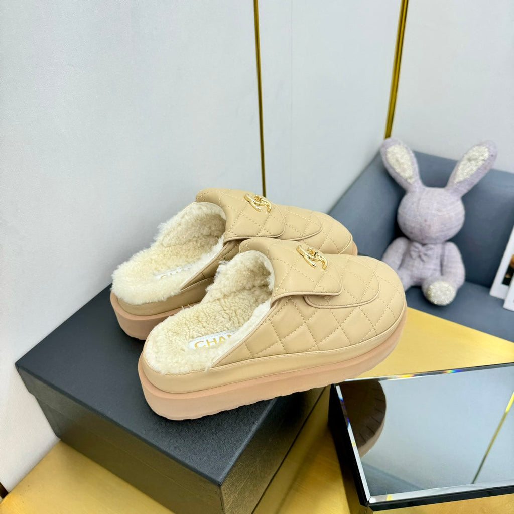 CHANEL THICK-SOLED SLIDE IN LIGHT YELLOW LAMBSKIN AND WOOL LINING